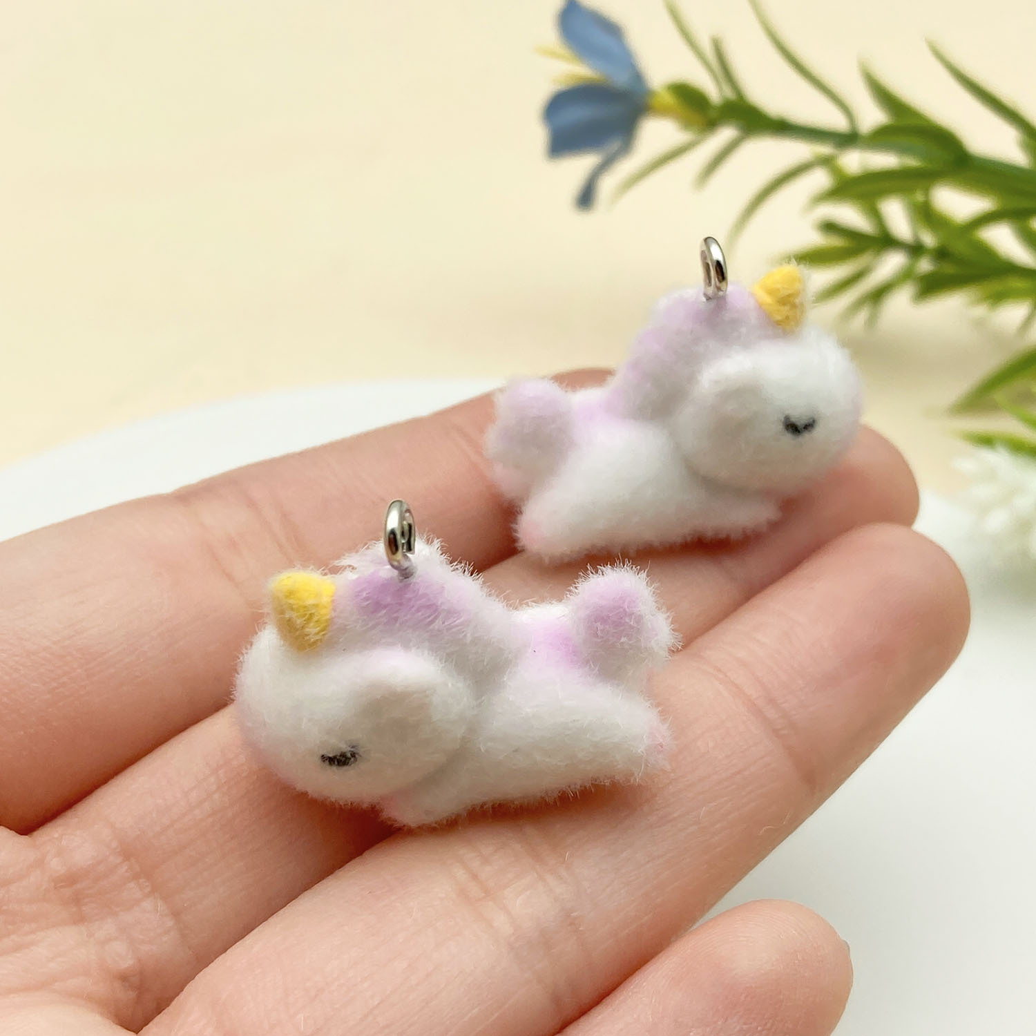 13:23139-1 white and pink resin flocked animal unicorn 26x21mm-2.9g