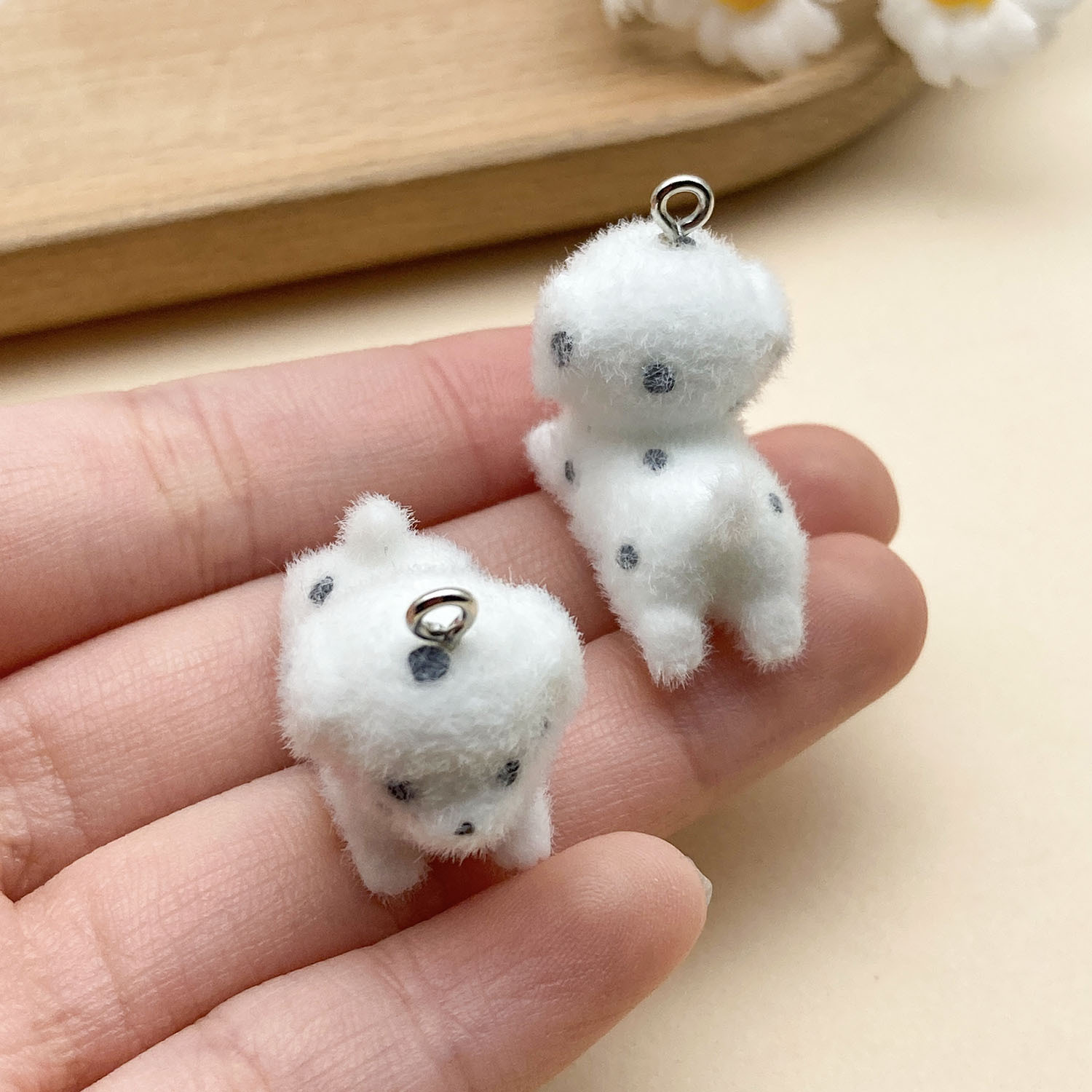 18:23144-1 white resin flocked animal puppy dalmatian 28x24mm-4g