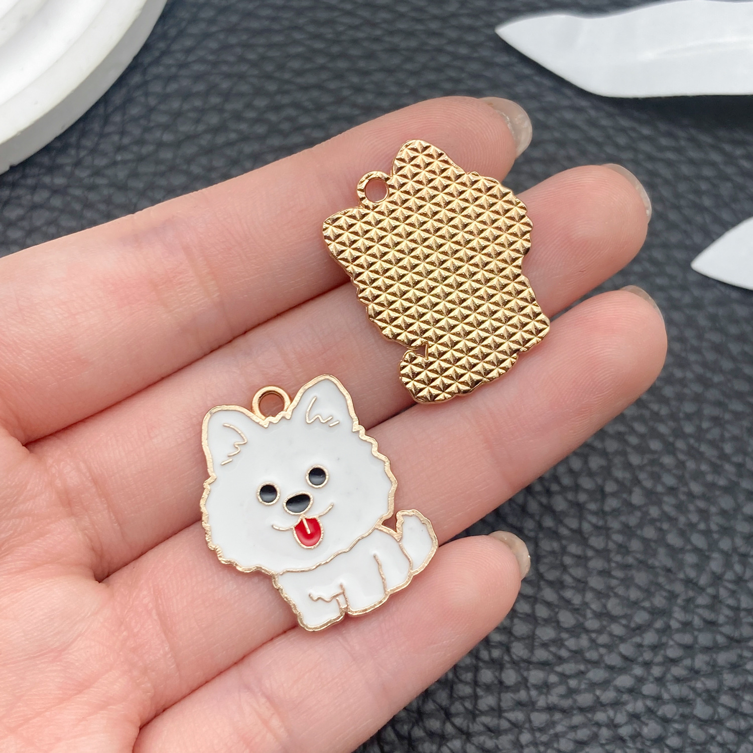 12:23299-1 white dripping zinc alloy cartoon pet dog samoyed 25x20mm-2.1g