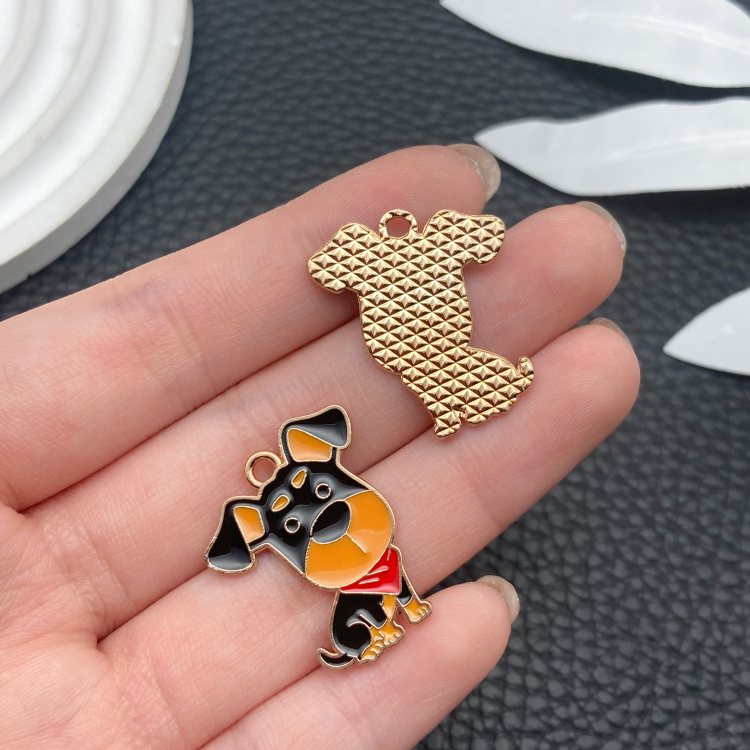 13:23300-1 black oil dripping zinc alloy cartoon pet dog doberman 25x21mm-1.7g