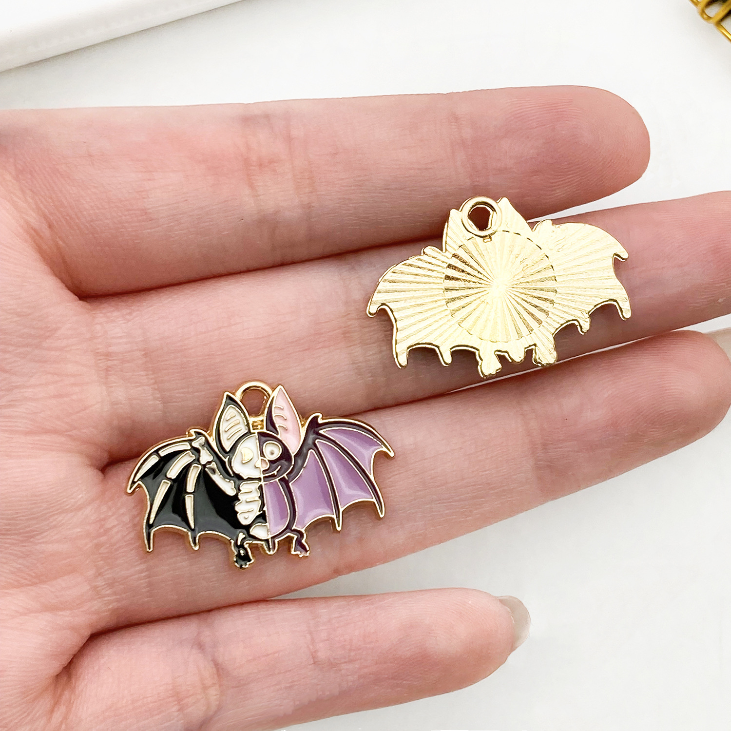 3:19475-1 purple zinc alloy oil drip halloween half skull bat 18x26mm-1.6g