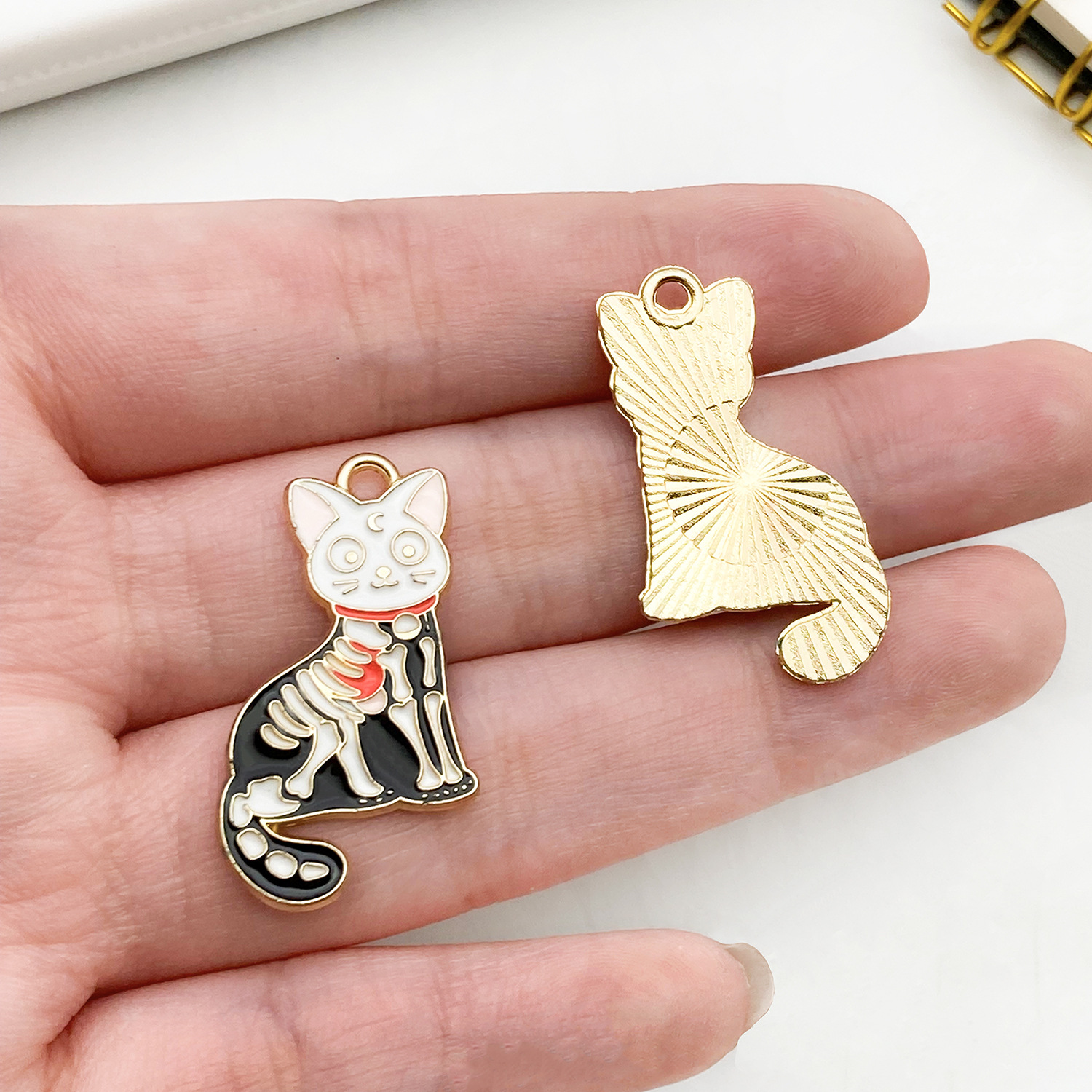 5:19477-1 white zinc alloy oil dripping halloween half skull cat 29x17mm-1.6g