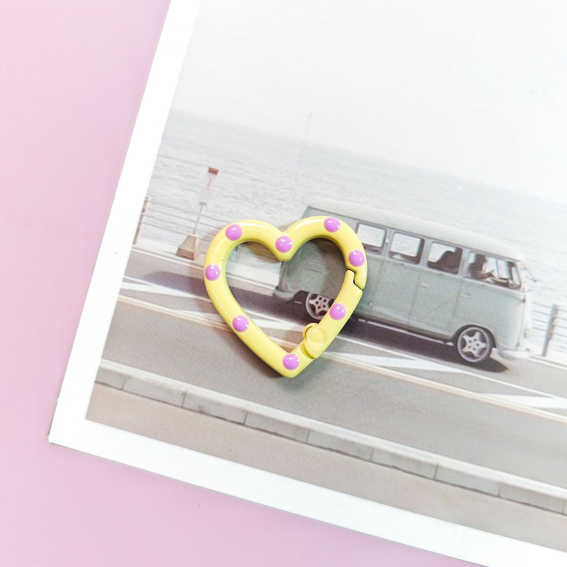 3:Yellow oil dripping buckle