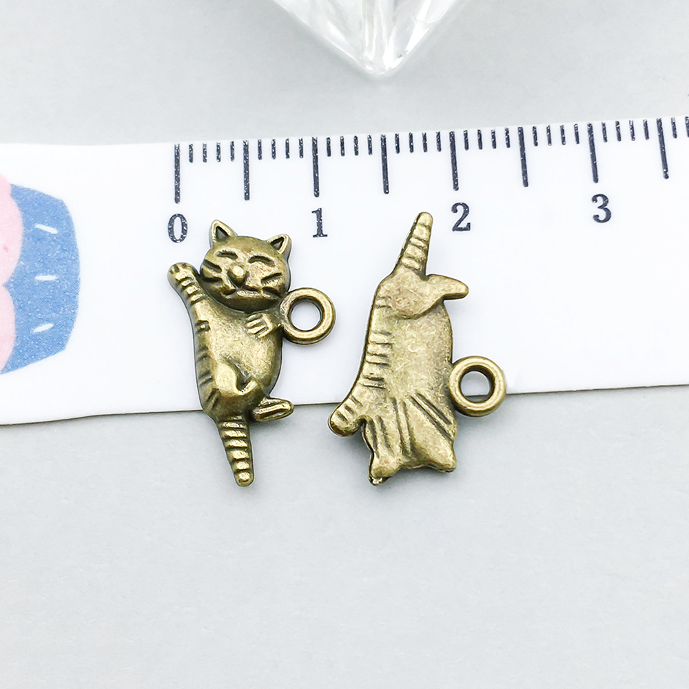 7:1 ancient green raised hand cat 19*11mm