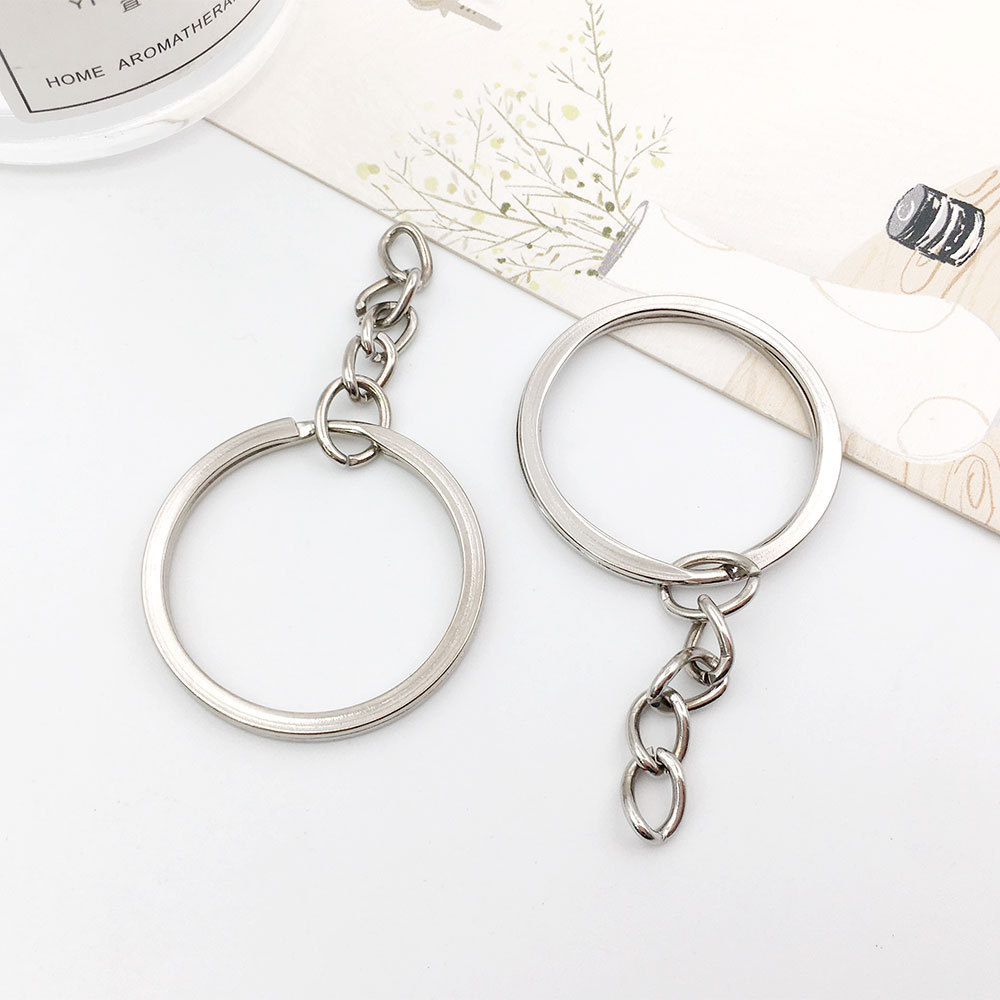 White K key ring with chain 30mm