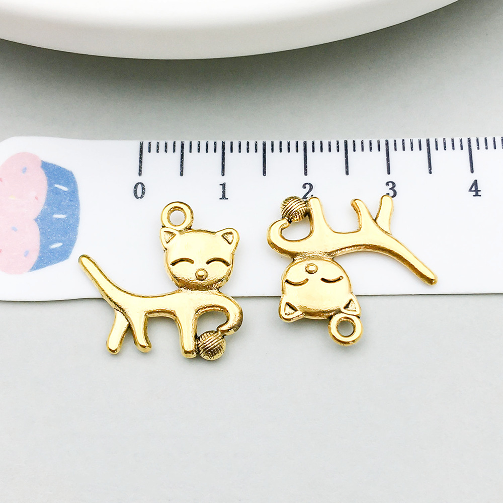 15:1 ancient gold playing ball cat 18*20mm-1.4g-20598