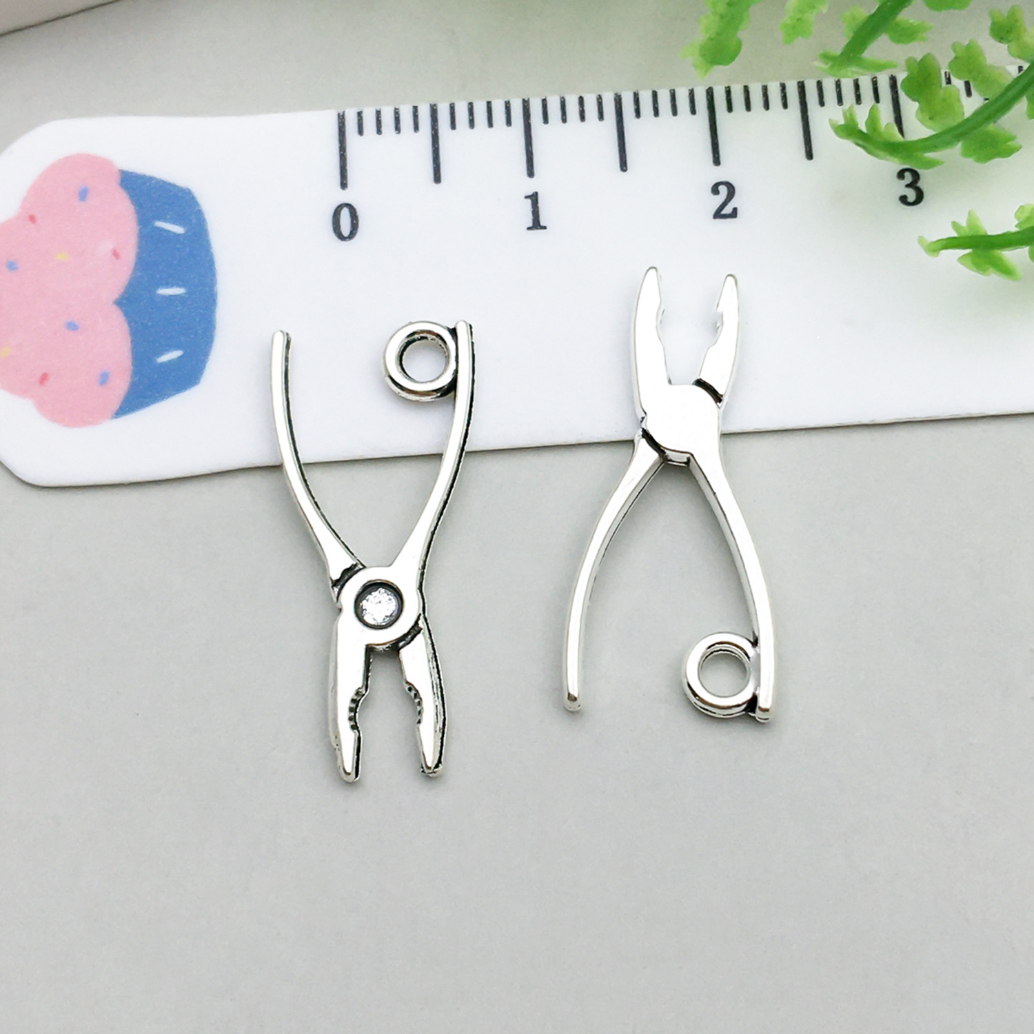 10:1 ancient silver tool pliers 11*23mm-0.8g-8527