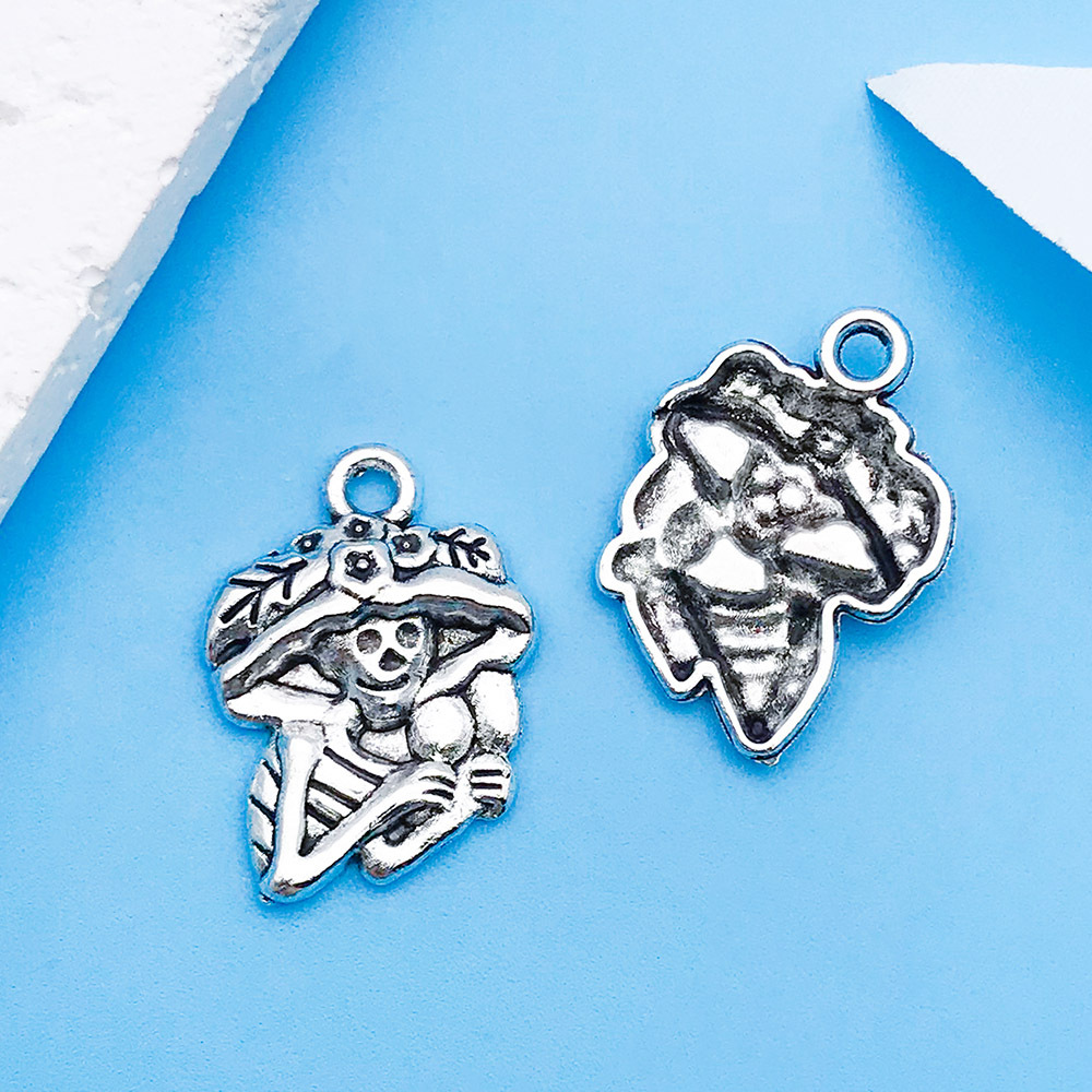 14:1 ancient silver skull 14x20mm-10886-1.1g