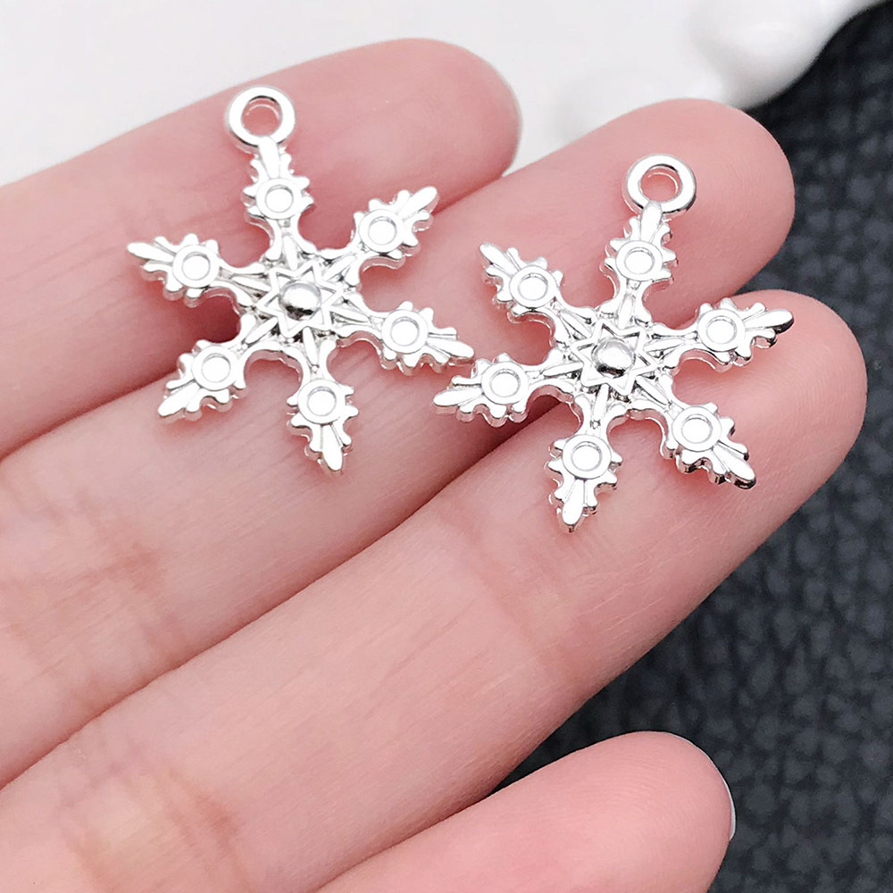 14:1 Bright Silver Christmas Snowflake 18x23mm-20032-1.2g