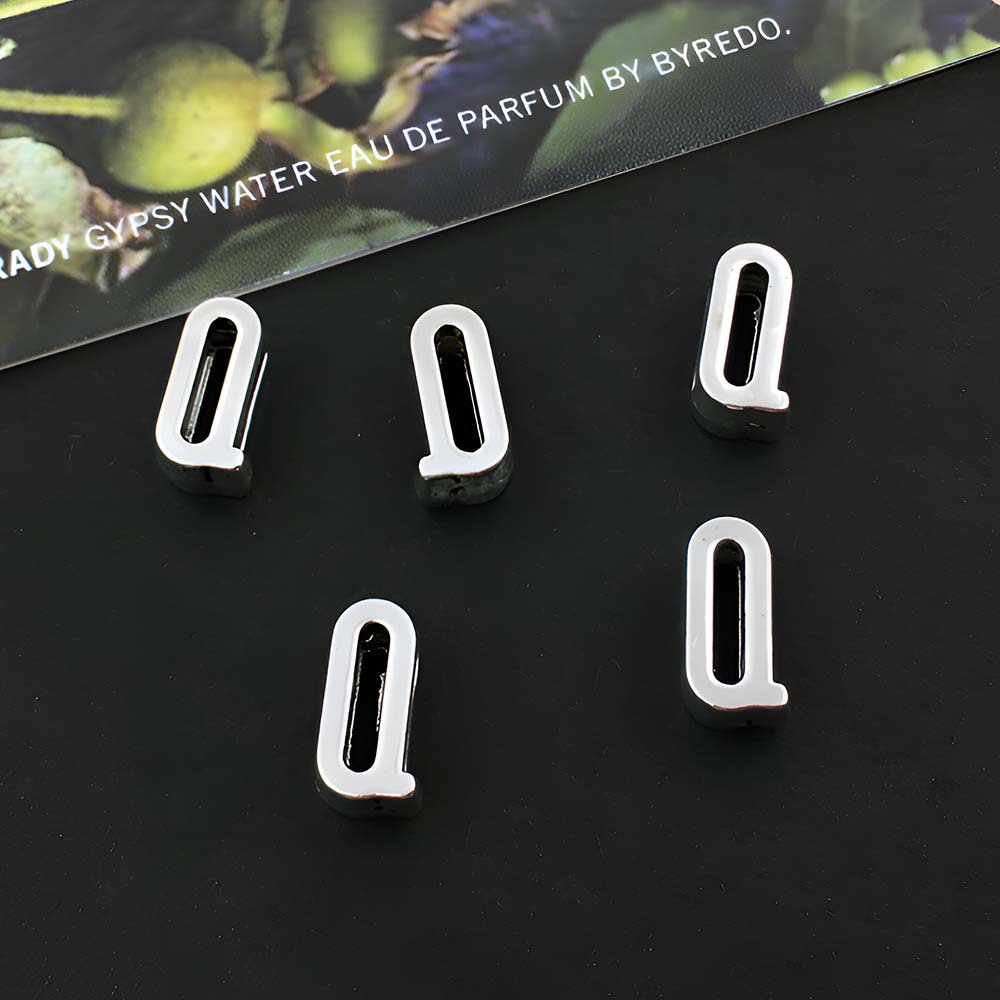 18:1 ancient silver perforated letter Q-5x10mm-0.5g