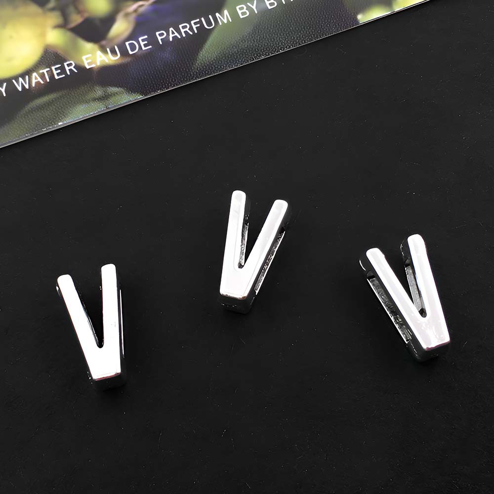 23:1 ancient silver perforated letter V-5x10mm-0.6g