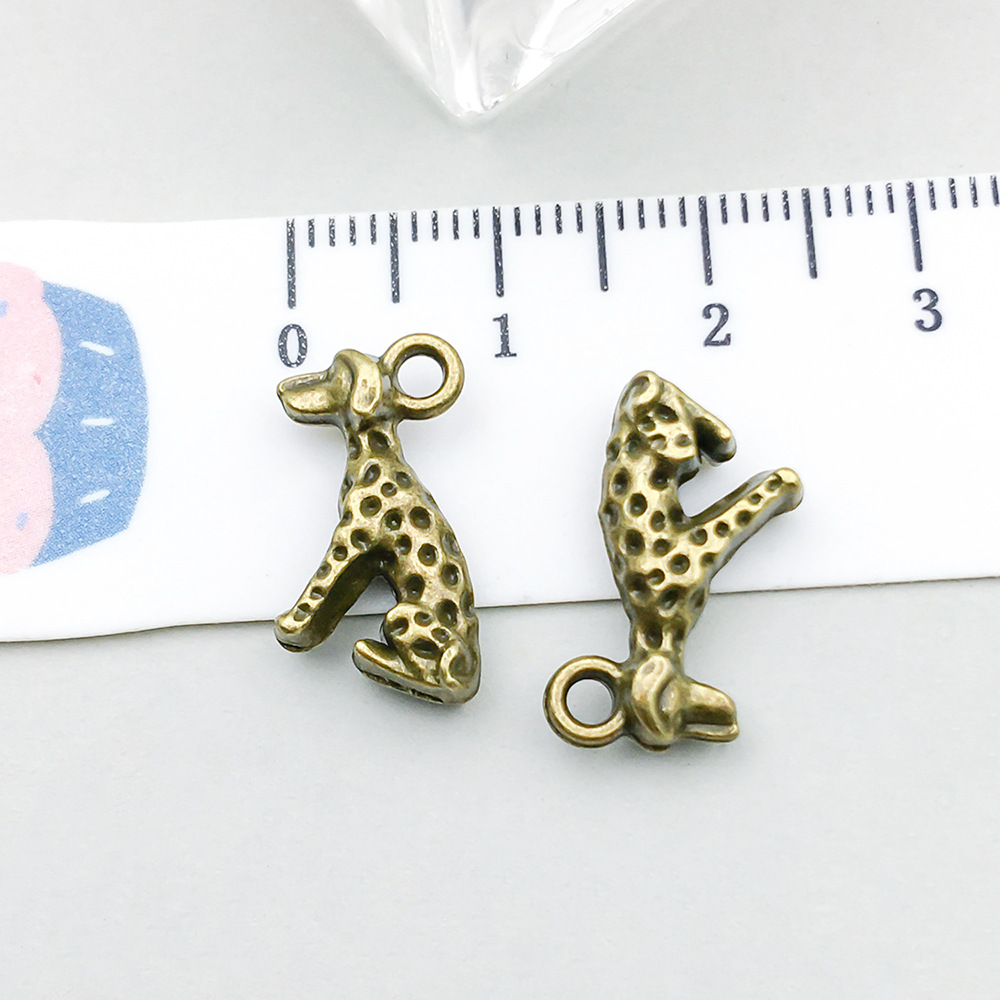 3:1 ancient green spotted sitting dog 16*9mm-1.4g-20569