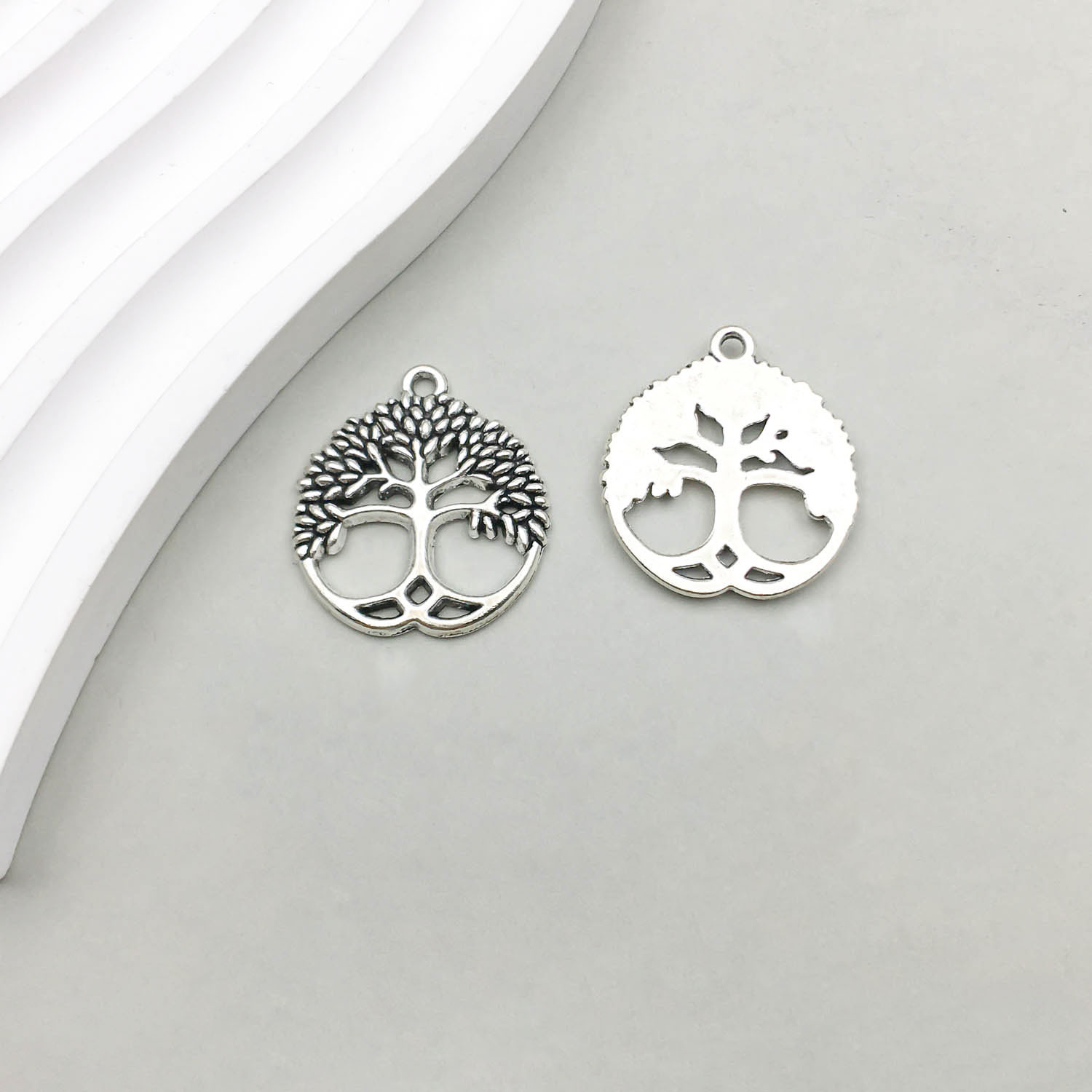 7:1 Ancient silver life tree 24*26mm-2.8g-8907