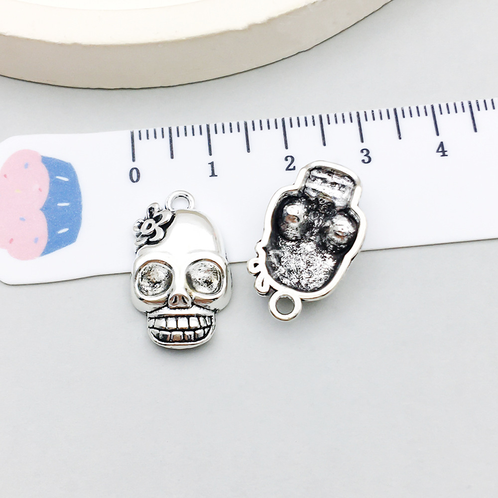 7:1 ancient silver skull with flowers 13*21mm-1.7g-5804