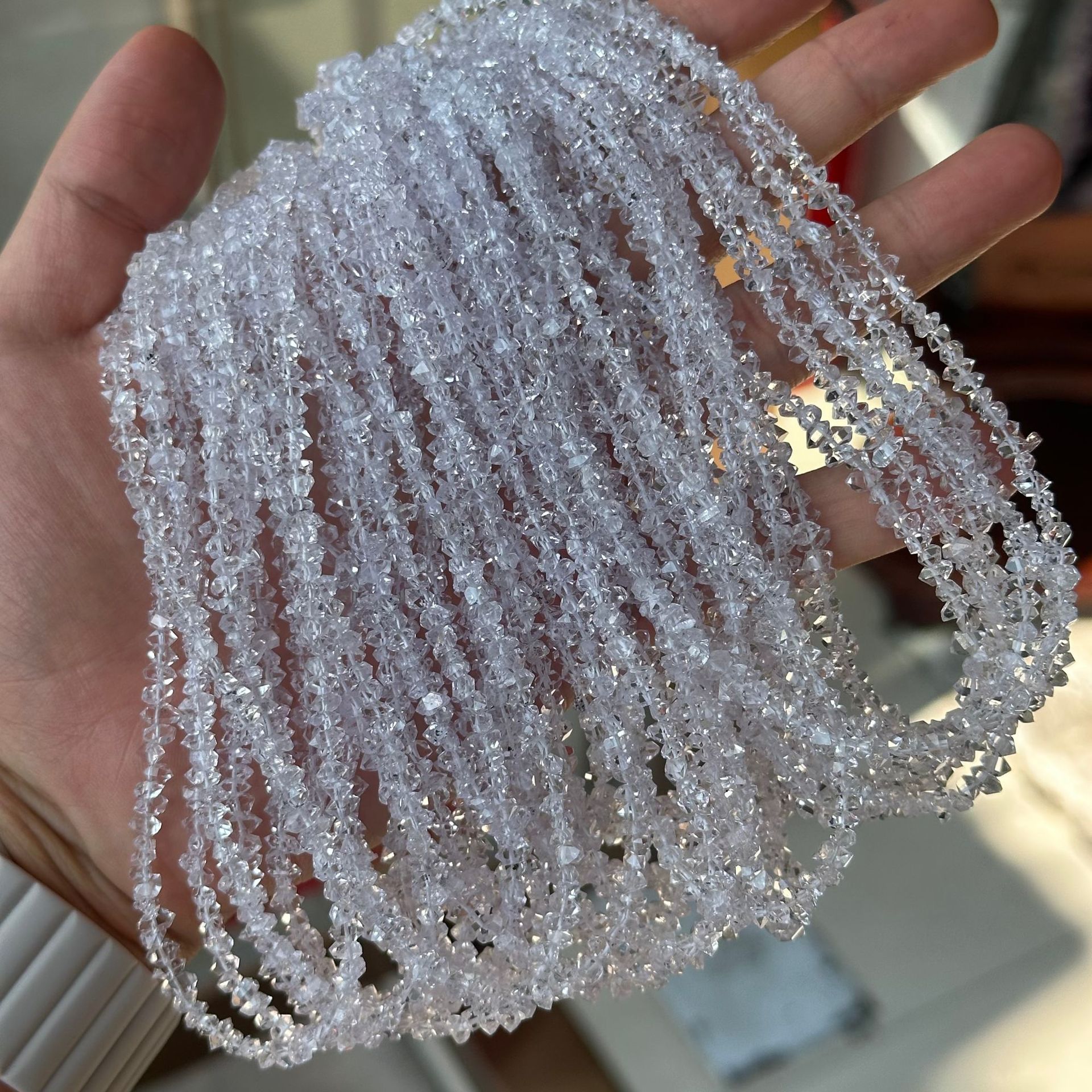 2:Medium size, size about 2.5mm*4mm