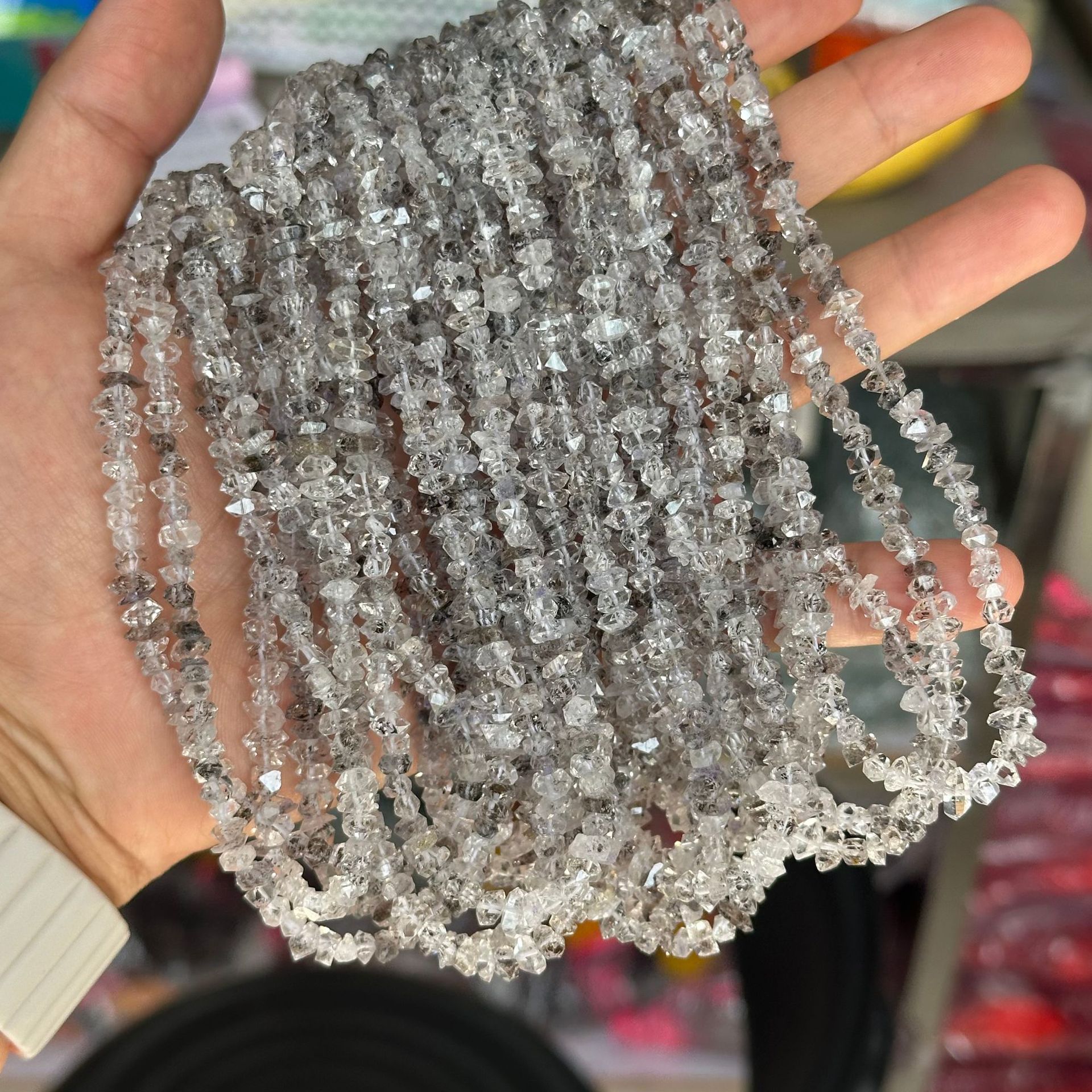 4:Black shining large, size about 3*4.5mm