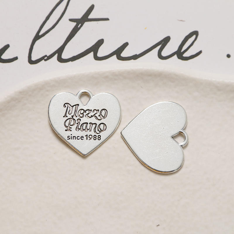 17:Glossy silver pieces