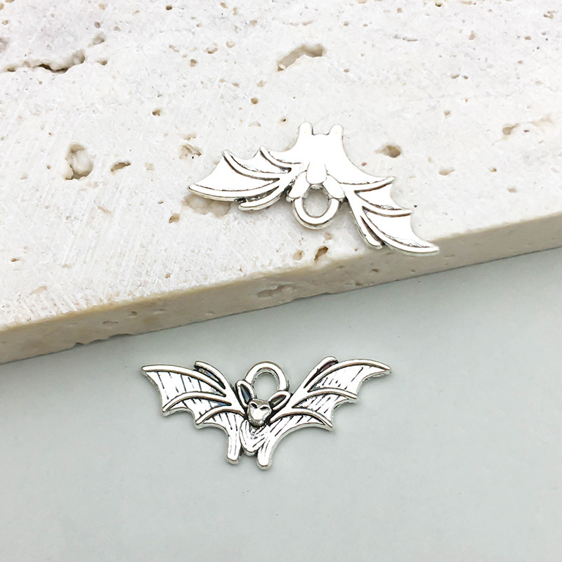 11:1 Halloween Ancient Silver Bat 21*10mm-0.5g-15161