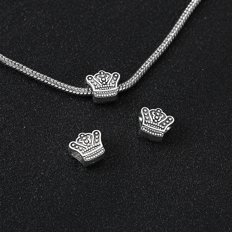 2:Crown (about length: 1.8cm width: 1cm aperture: 0.45cm)