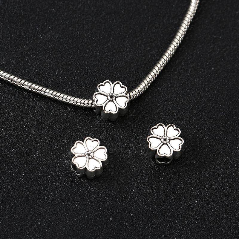 3:Four-leaf clover (about length: 1cm width: 1cm aperture: 0.45cm)