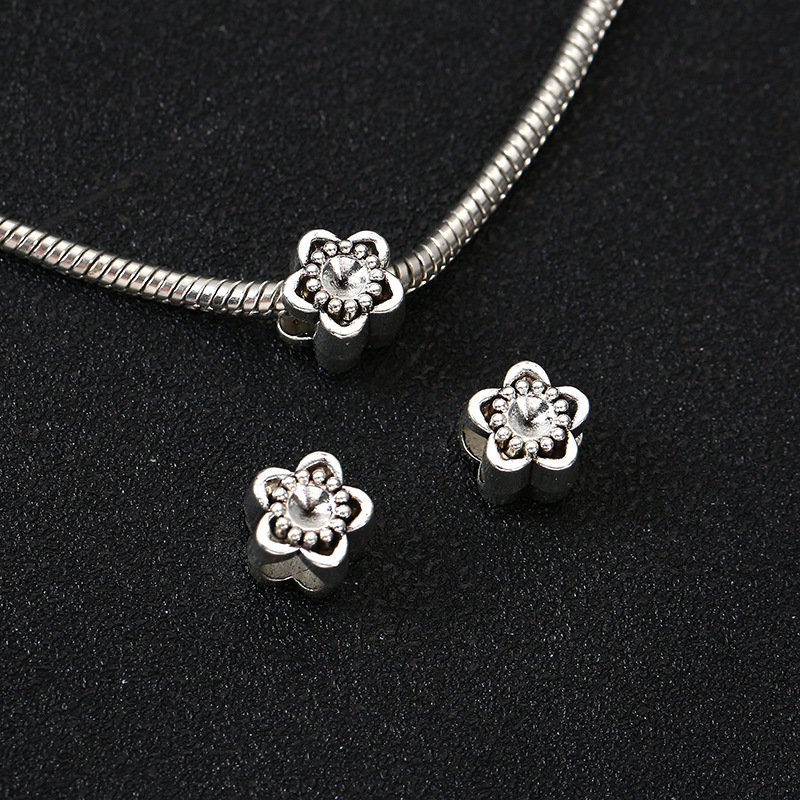 5:Sakura (about length: 0.9cm width: 0.9cm aperture: 0.6cm)