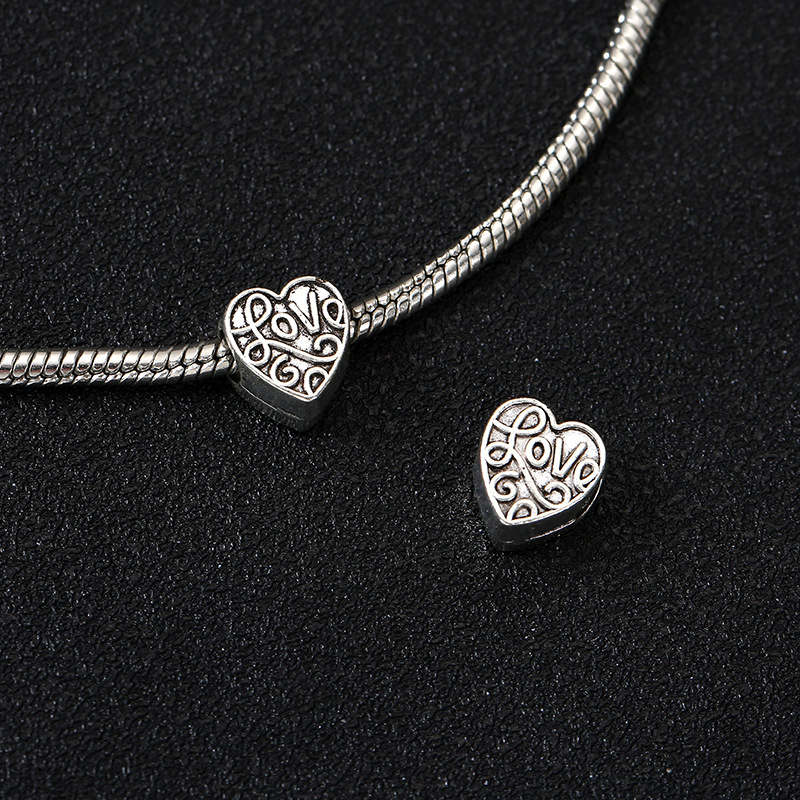 1:Heart (approximate length: 1cm width: 0.9cm hole diameter: 0.5cm)