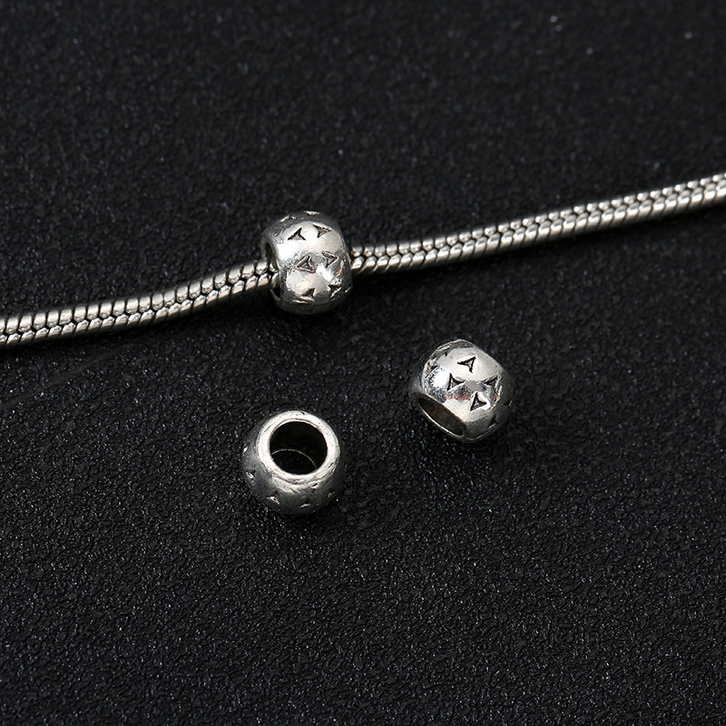 6:Straight hole printing beads (approximately length: 0.6cm width: 0.6cm hole diameter: 0.5cm)