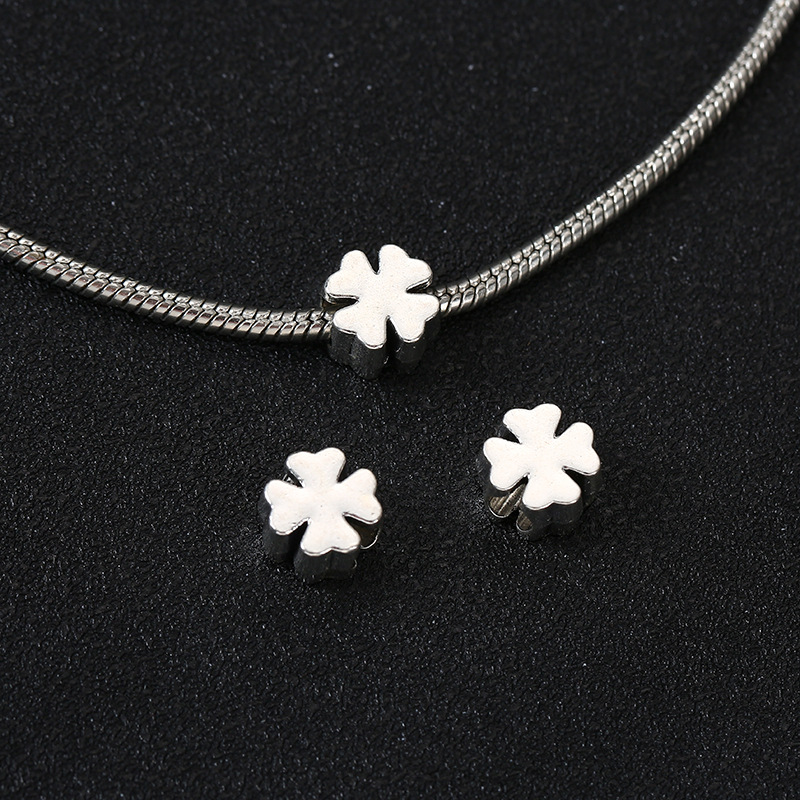 7:Four-leaf clover (approximately length: 0.9cm width: 0.9cm hole diameter: 0.4cm)