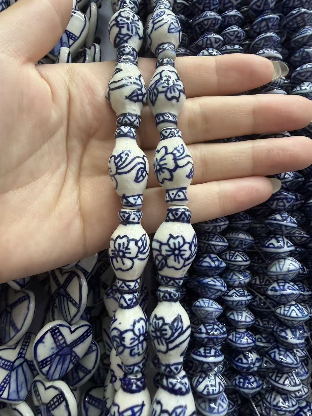 The vase measures 14x18mm