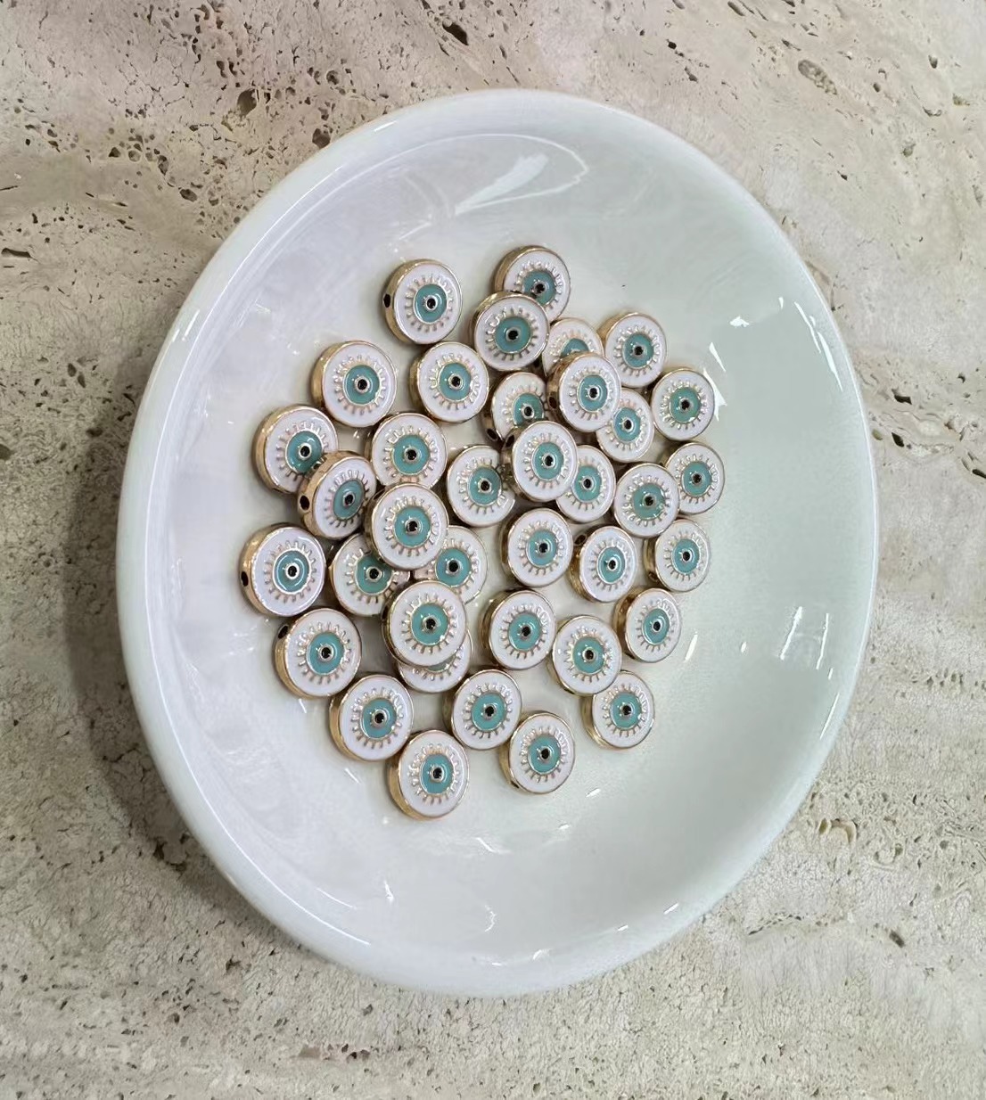 2:Blue and white eyes