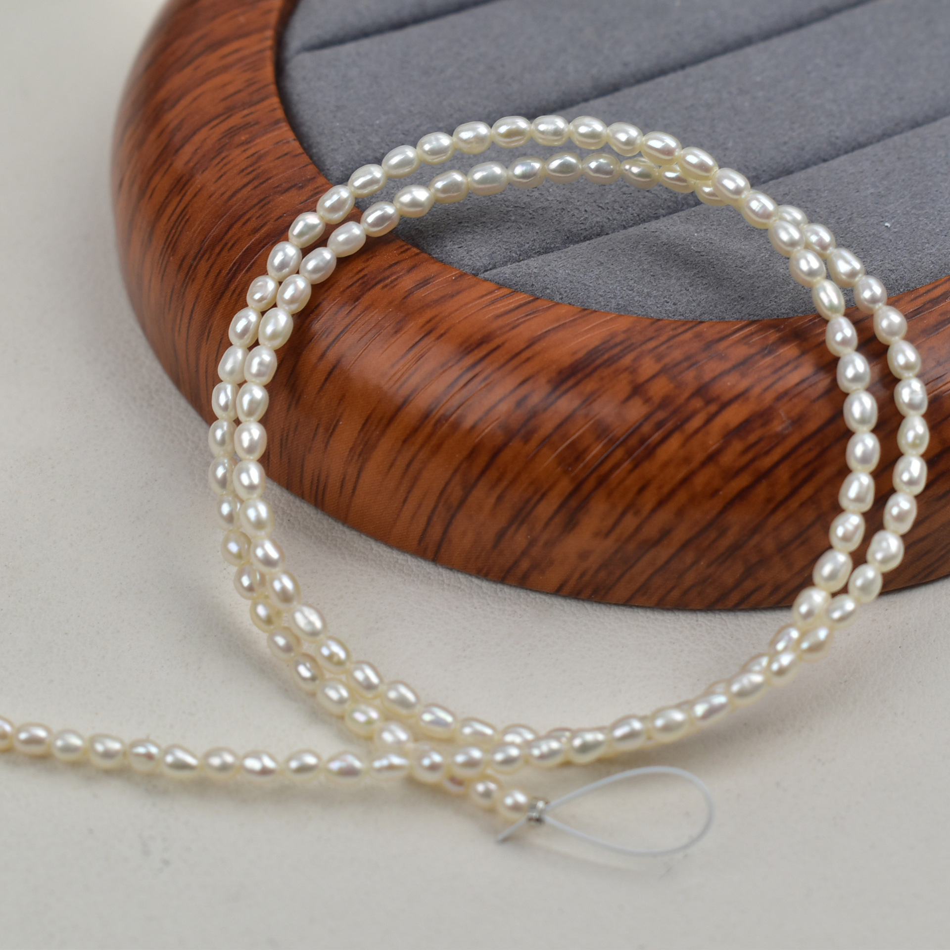 2:White millet beads/steel wire string