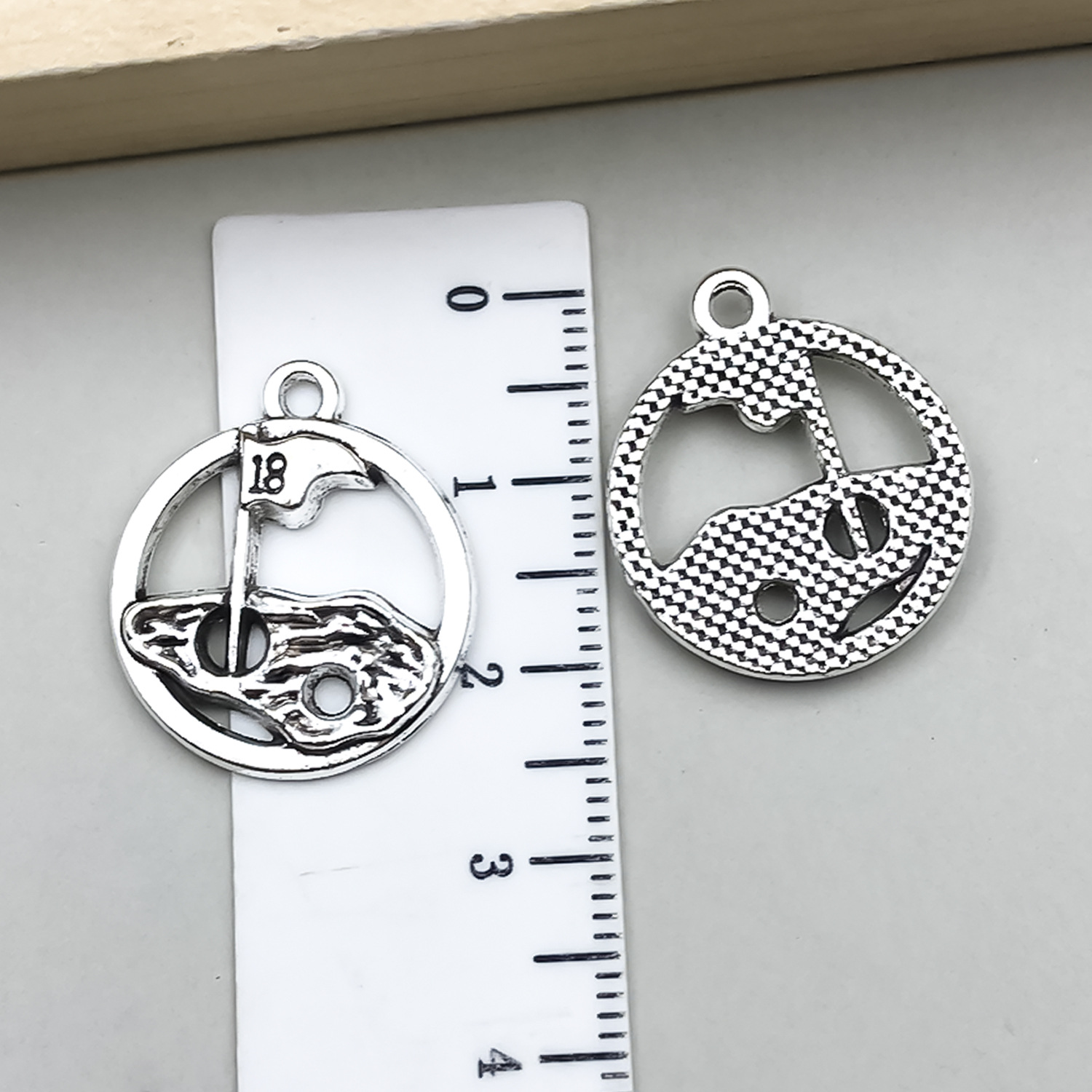 golf ball 18 hole flag 22x19mm -23150