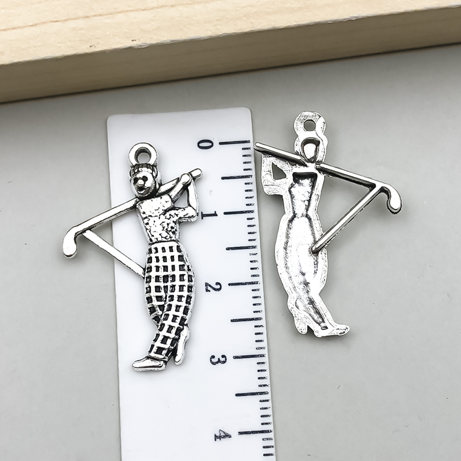 2:golf player 31x20mm -22914