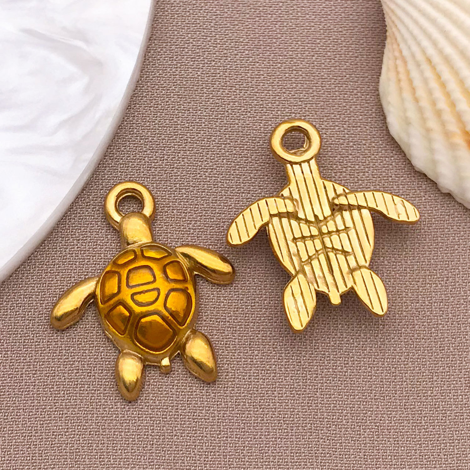 2:T1670-stainless steel yellow sea turtle pendant 18x21x4mm hole 2.2mm-1.8g