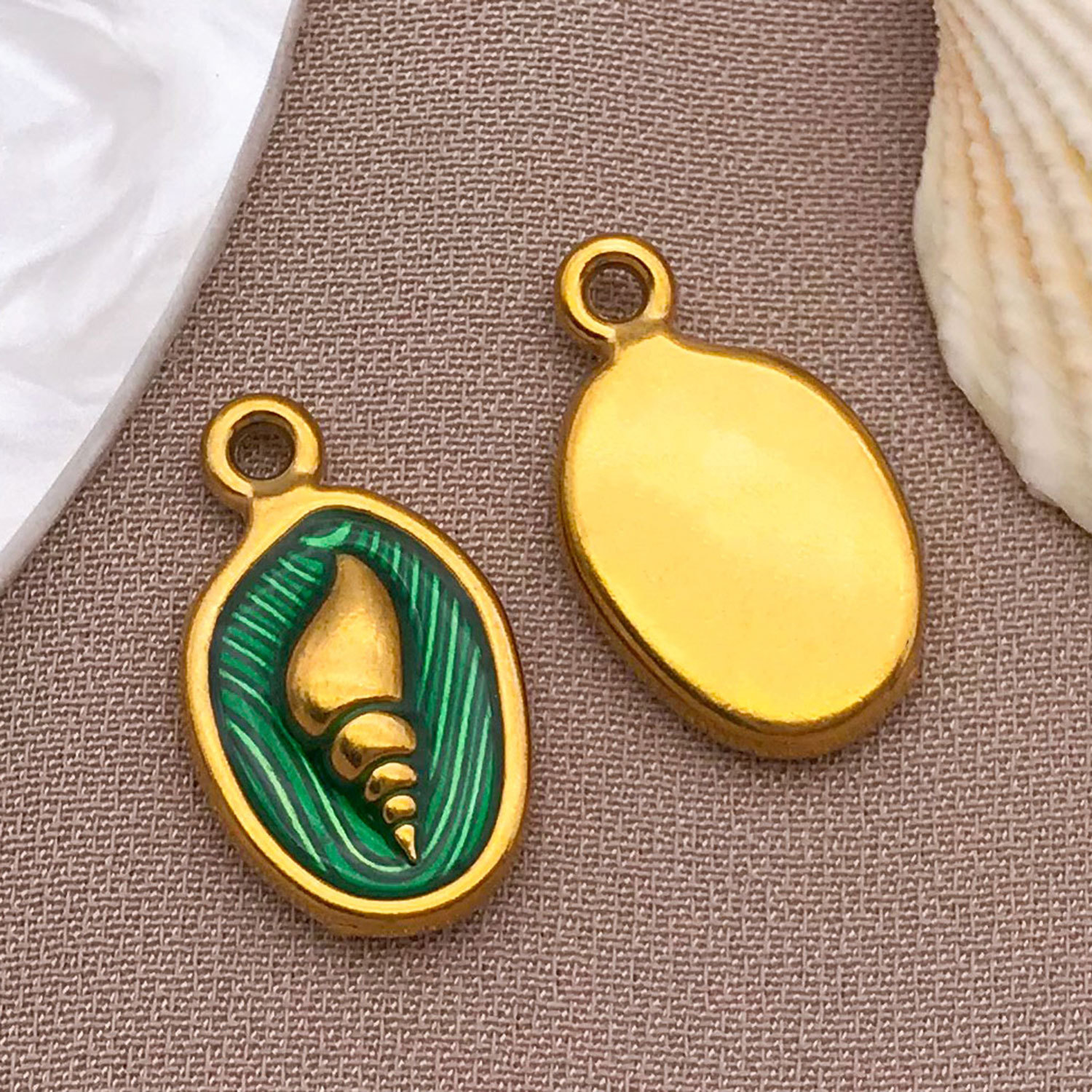 3:T1699-stainless steel green conch pendant 17x10x3mm hole 1.5mm-1.7g