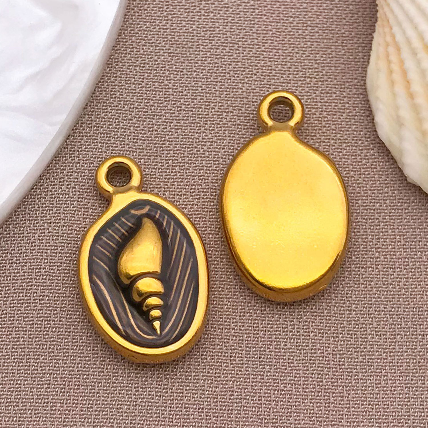 4:T1700-stainless steel brown conch pendant 17x10x3mm hole 1.5mm-1.7g