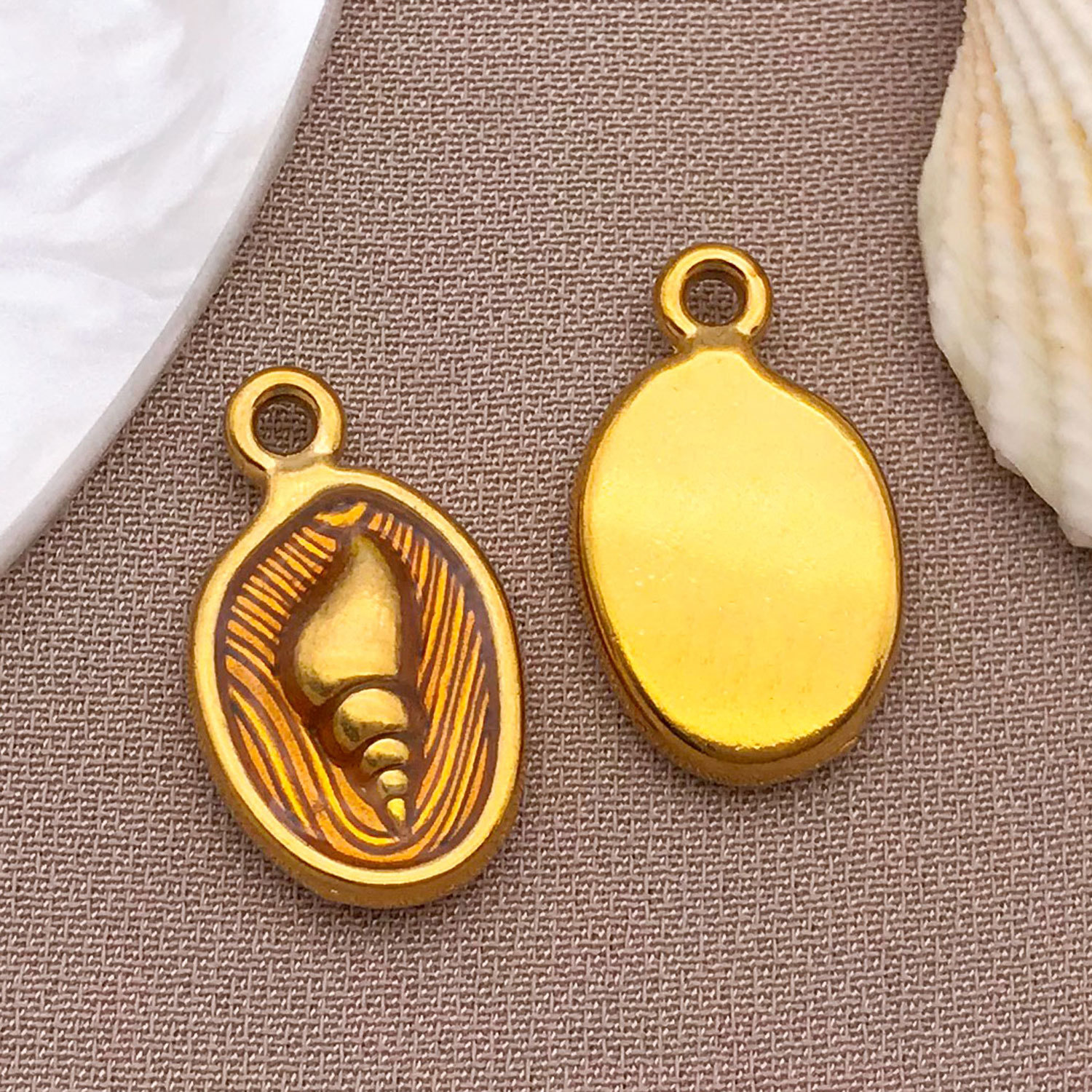 5:T1701-stainless steel yellow conch pendant 17x10x3mm hole 1.5mm-1.7g