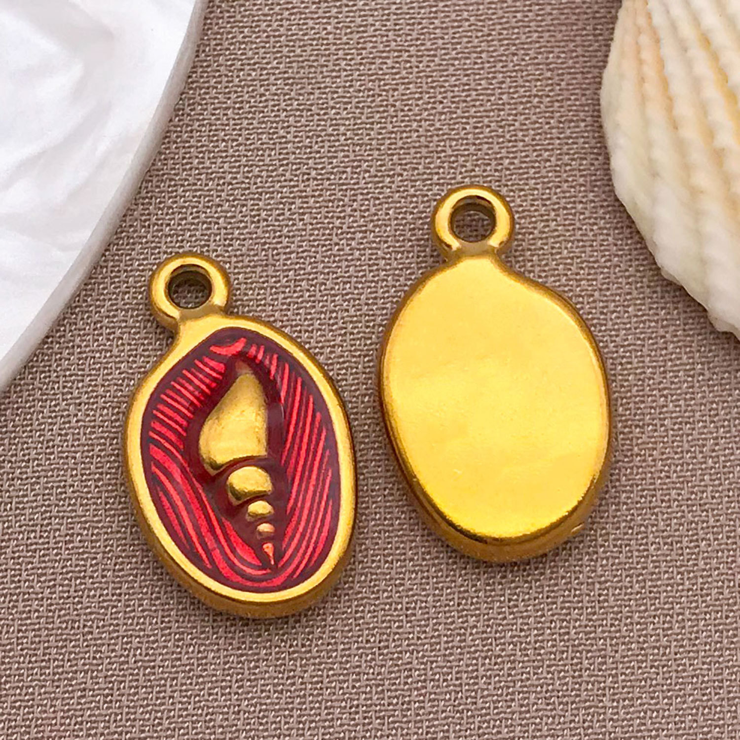 7:T1703-stainless steel red conch pendant 17x10x3mm hole 1.5mm-1.7g