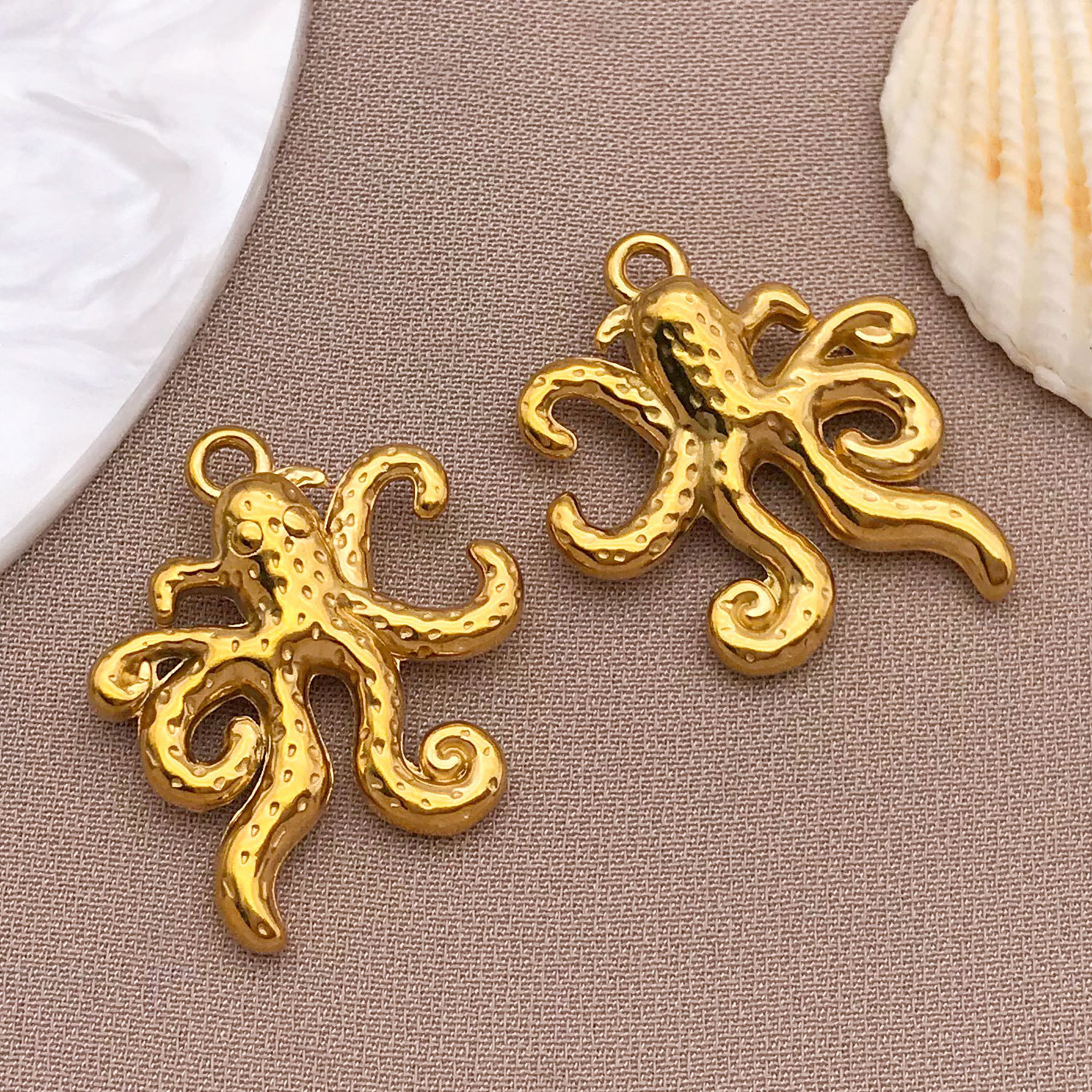 10:T3046-stainless steel golden octopus-20x24x6mm hole 1.8mm3.7g