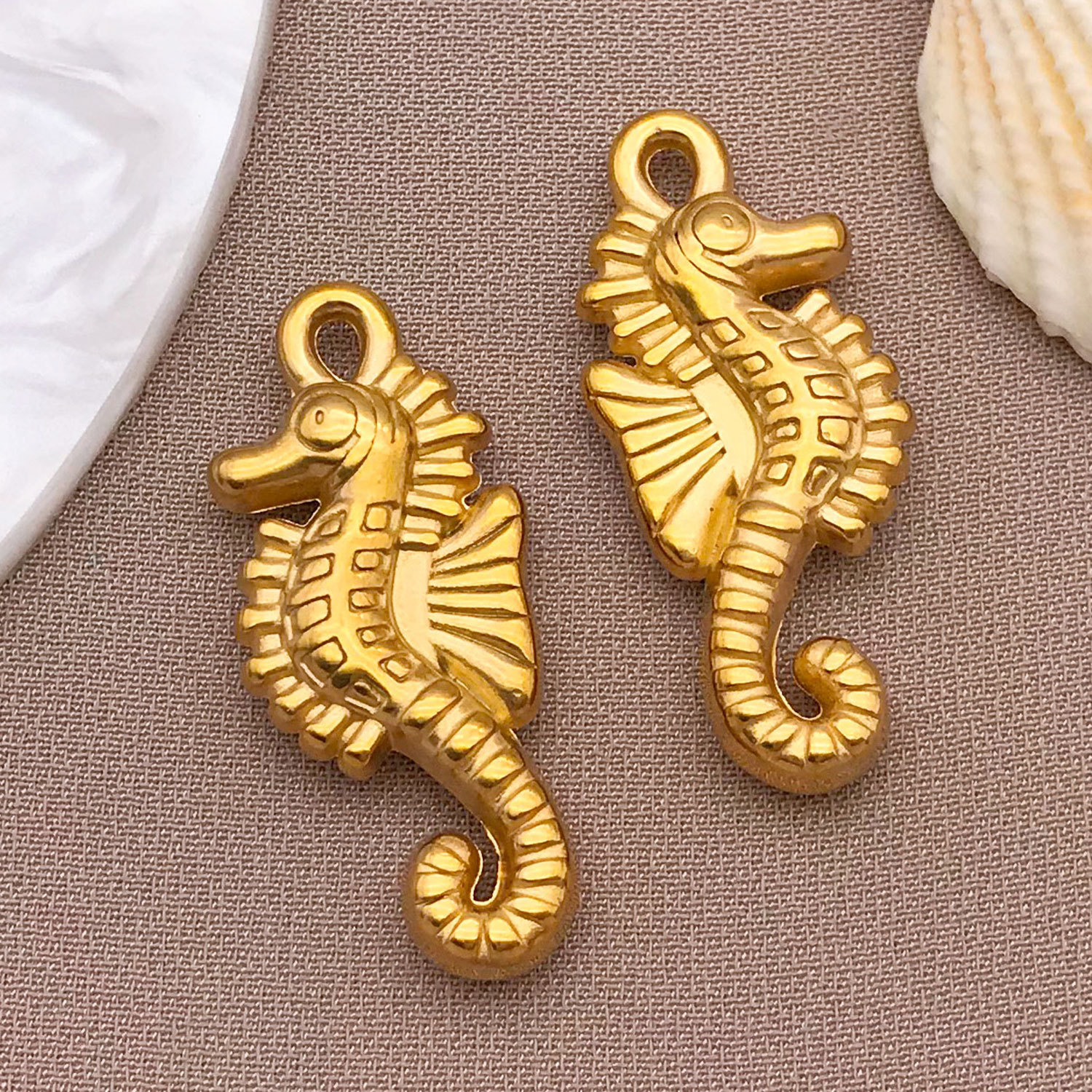 11:T3047-stainless steel golden seahorse-12x29x4mm hole 1.7mm4g