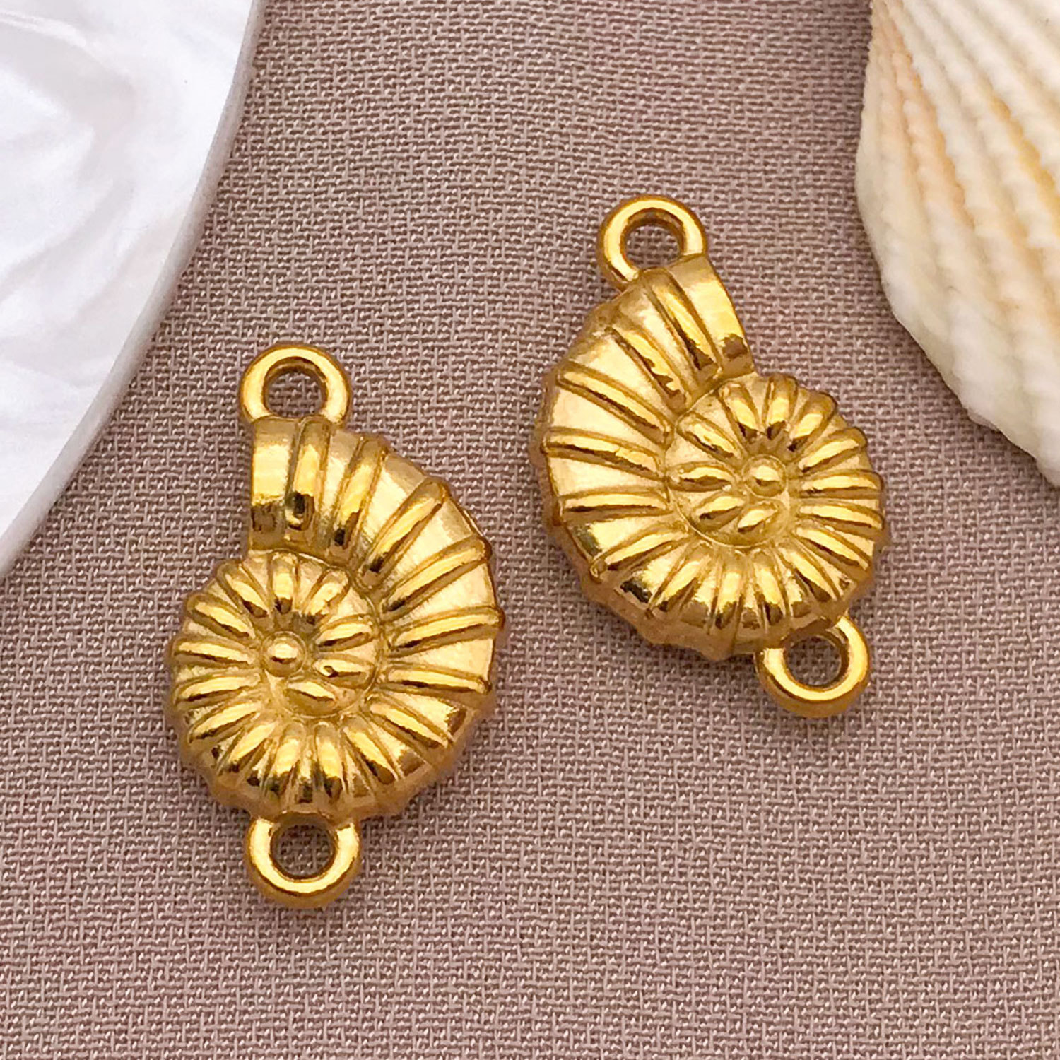 13:T3049-stainless steel golden conch double hanging-10x18x4mm hole 1.5mm2.24g