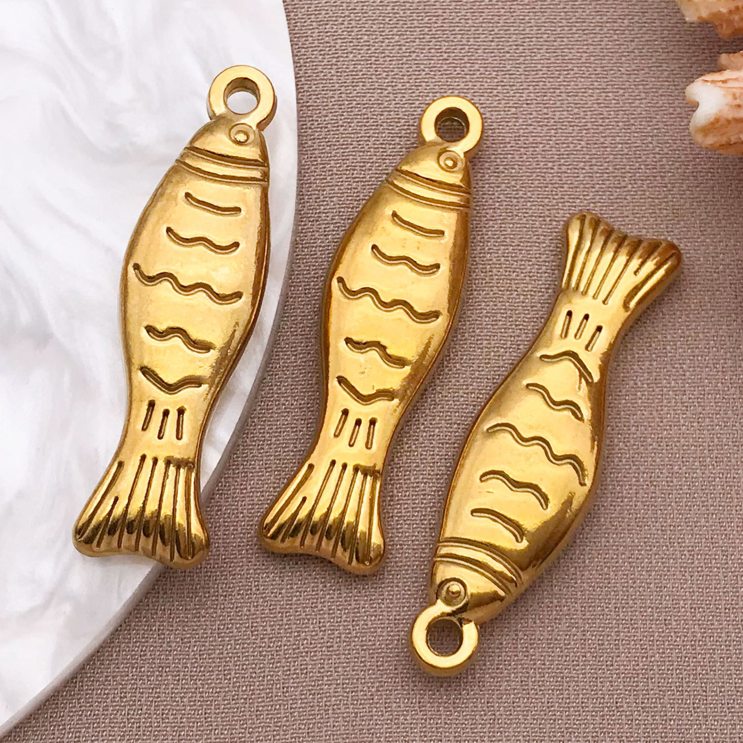 1:T2235-gold stainless steel large fish-34x9x5mm aperture 1.9mm-5.4g