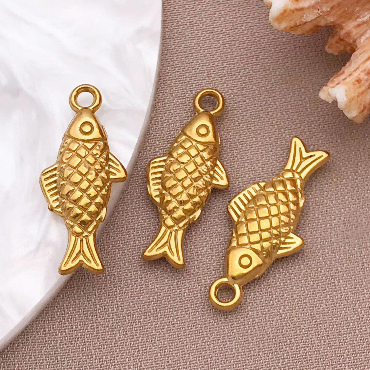 4:T2238-gold stainless steel solid fish-20x9x3mm aperture 1.5mm-1.03g