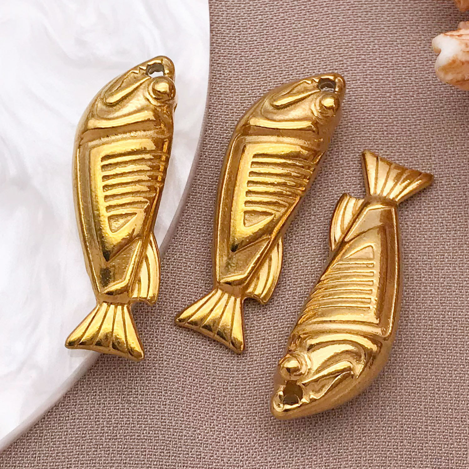 9:T2243-gold stainless steel solid fish-28x9x7mm aperture 1.3mm-4.8g