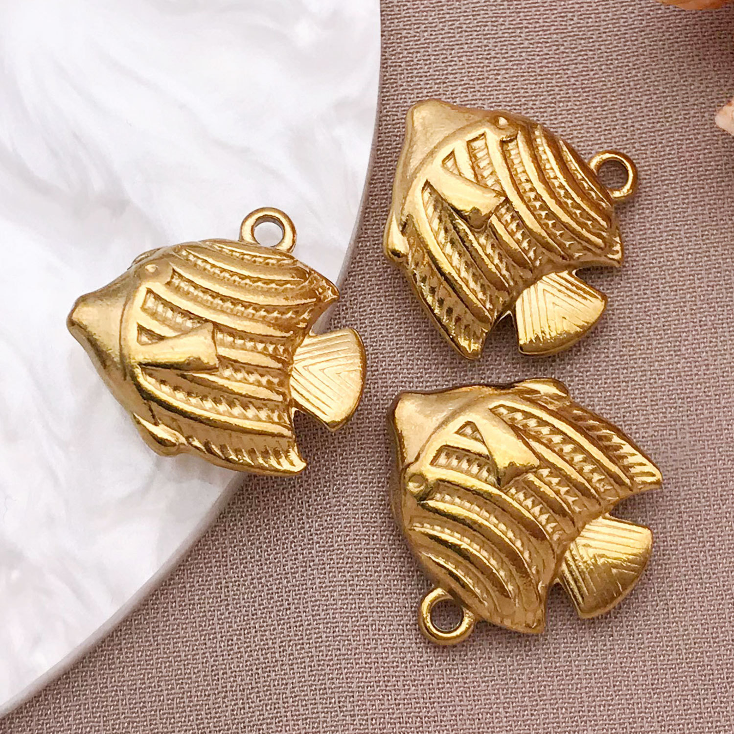 10:T2244-gold stainless steel large solid tropical fish-17x17x6 aperture 1.5mm-4.1g