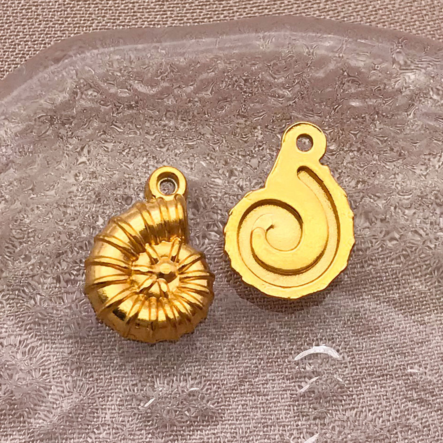 22:T2520-stainless steel single-sided small conch-9x12x2mm aperture 1mm-0.53g