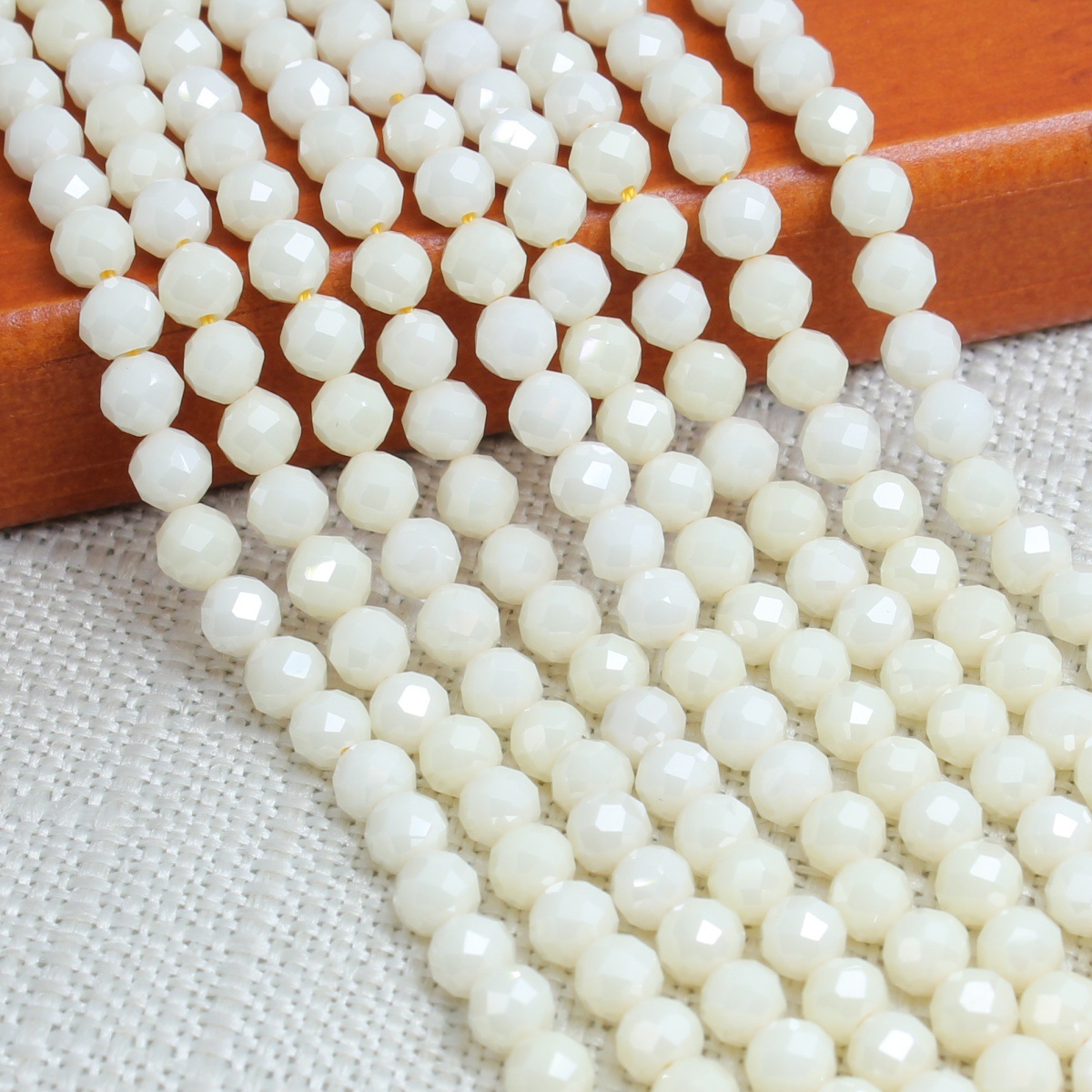 8 молочно-белый