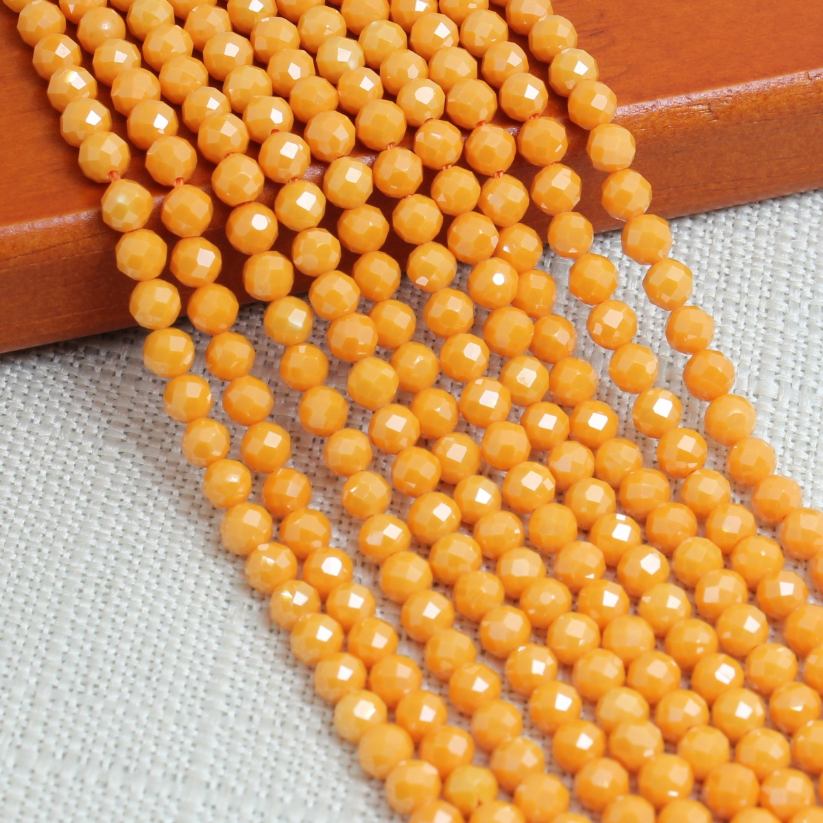 10 золотисто-желтый