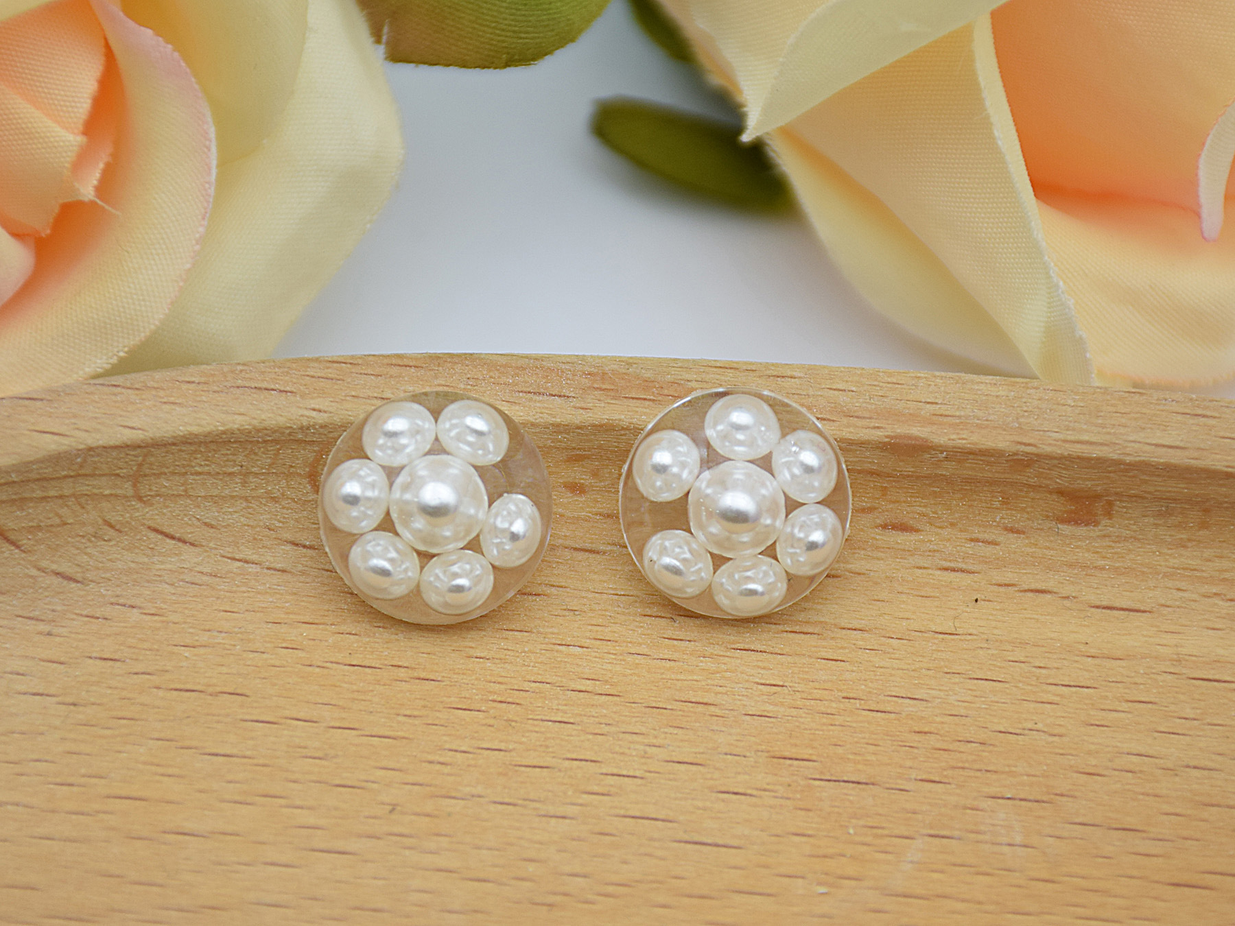 14mm, round pearl (including button legs)