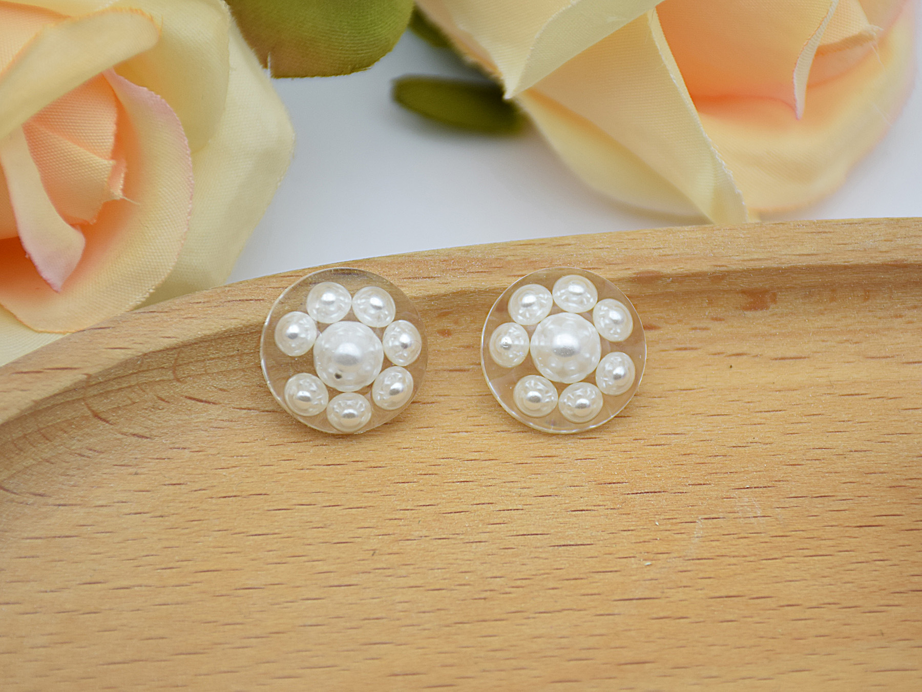 16mm, round pearl (including button legs)